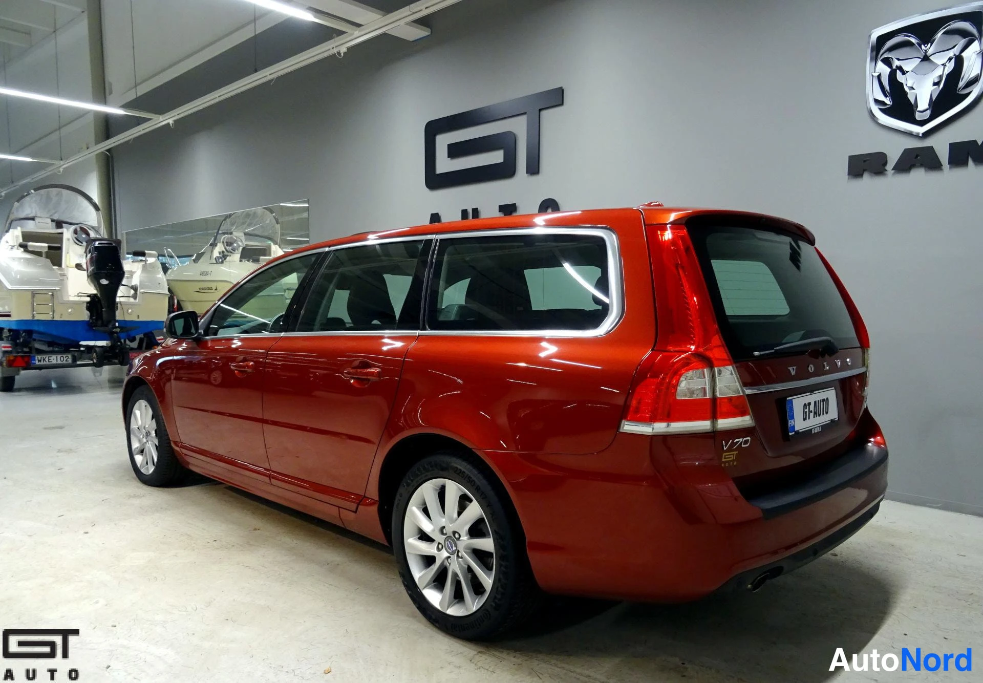 Punainen Volvo V70 2014, takaviisto, kuva 6