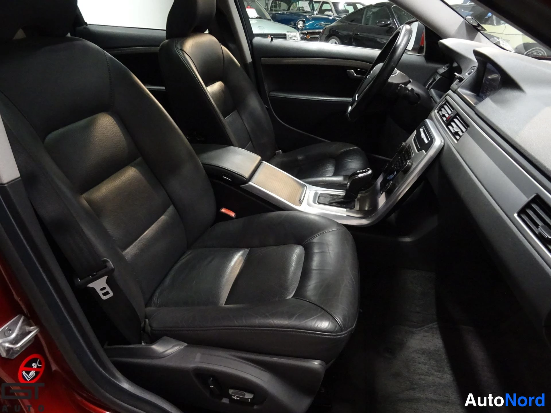 Punainen Volvo V70 2014, etuistuimet, kuva 13