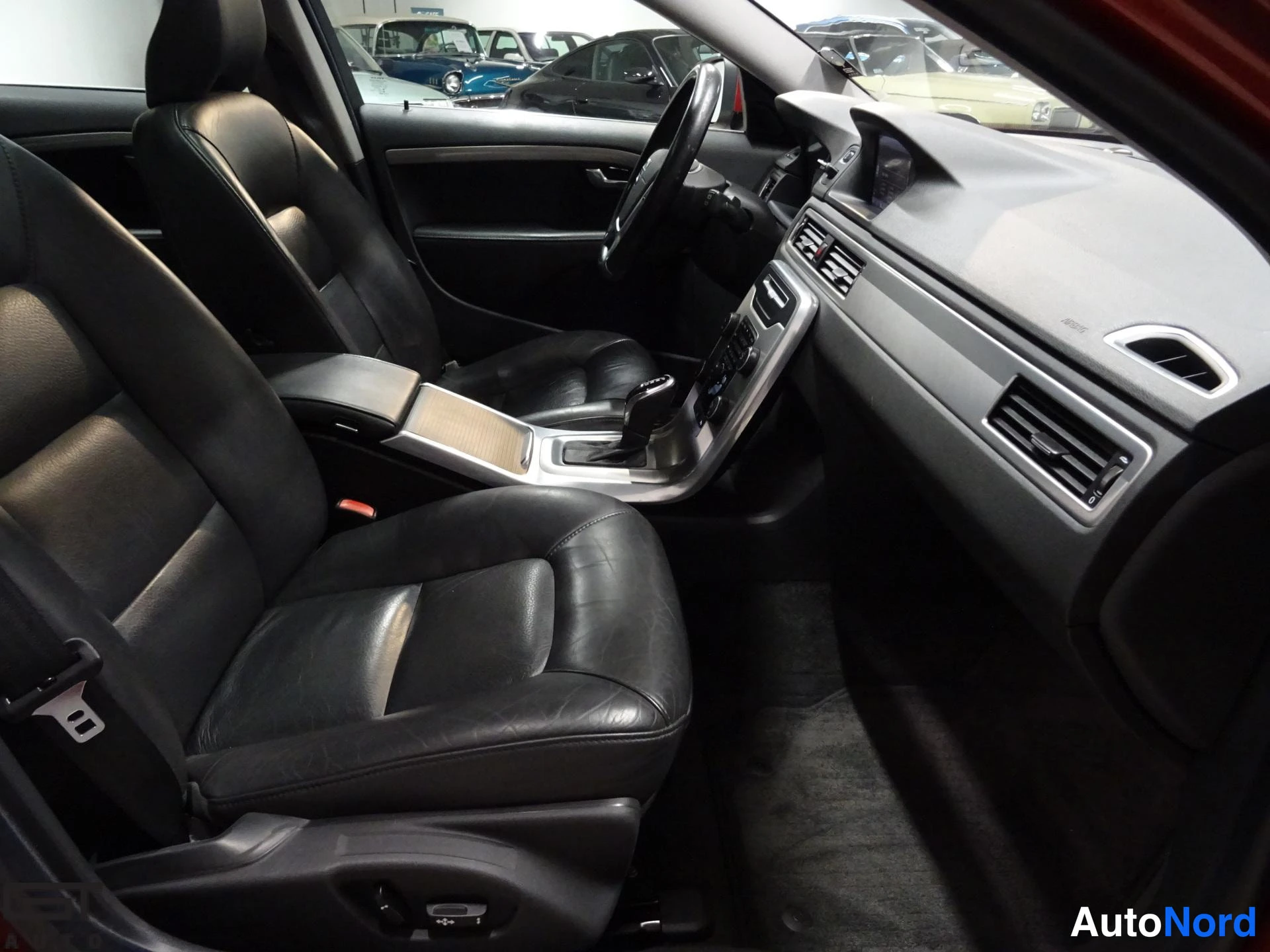Punainen Volvo V70 2014, etuistuimet, kuva 14