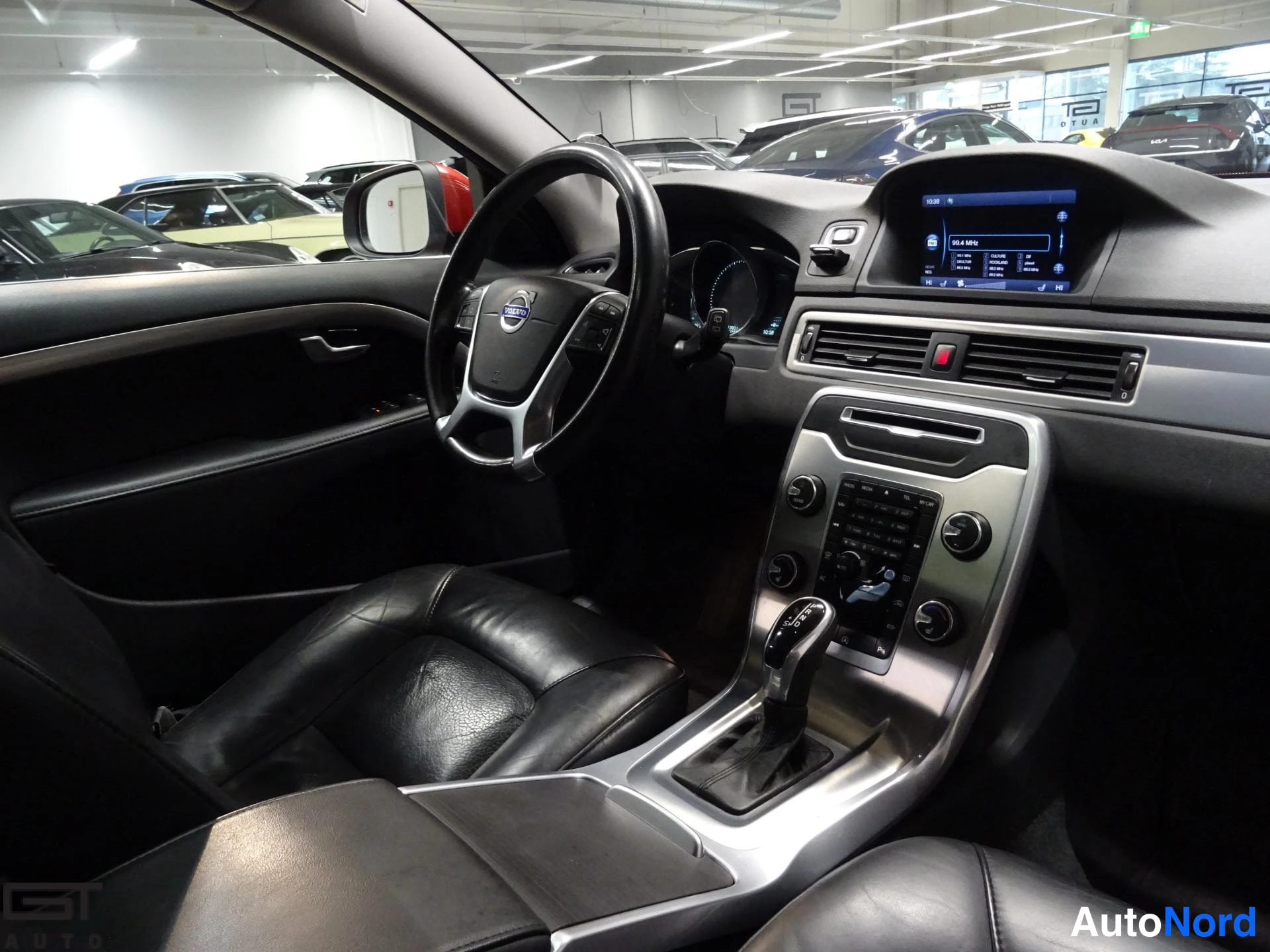 Punainen Volvo V70 2014, ohjaamo, kuva 10