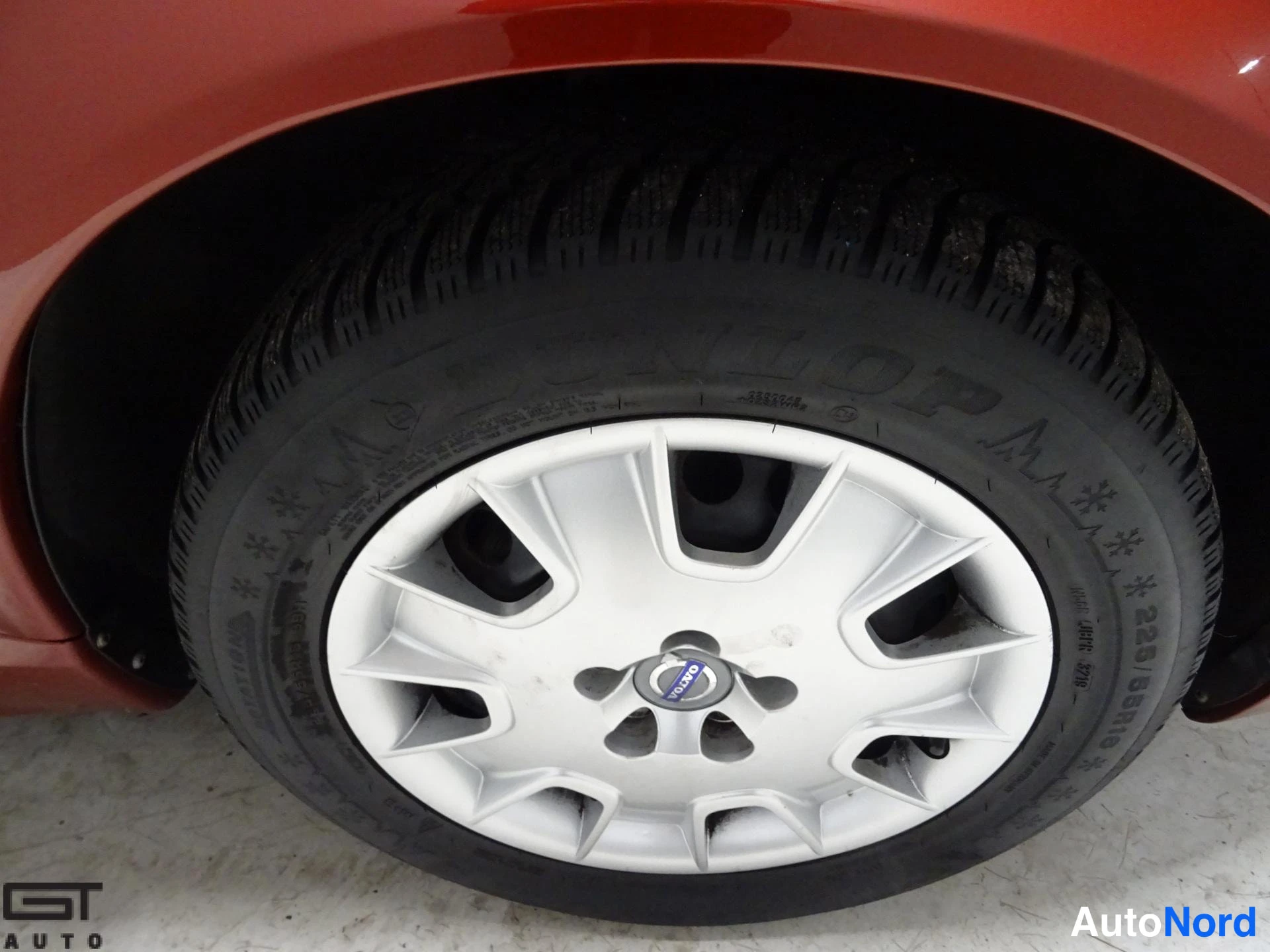 Punainen Volvo V70 2014, yksityiskohta, kuva 23