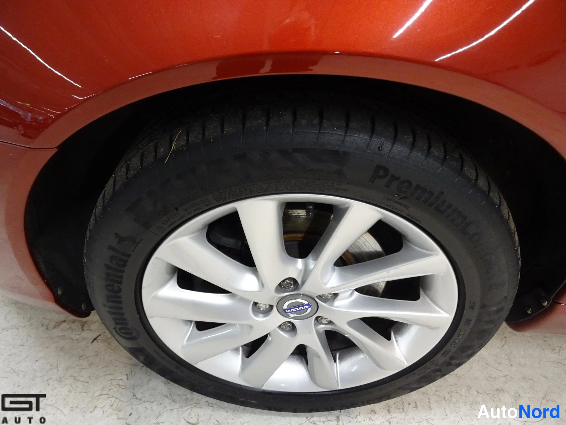 Punainen Volvo V70 2014, yksityiskohta, kuva 25