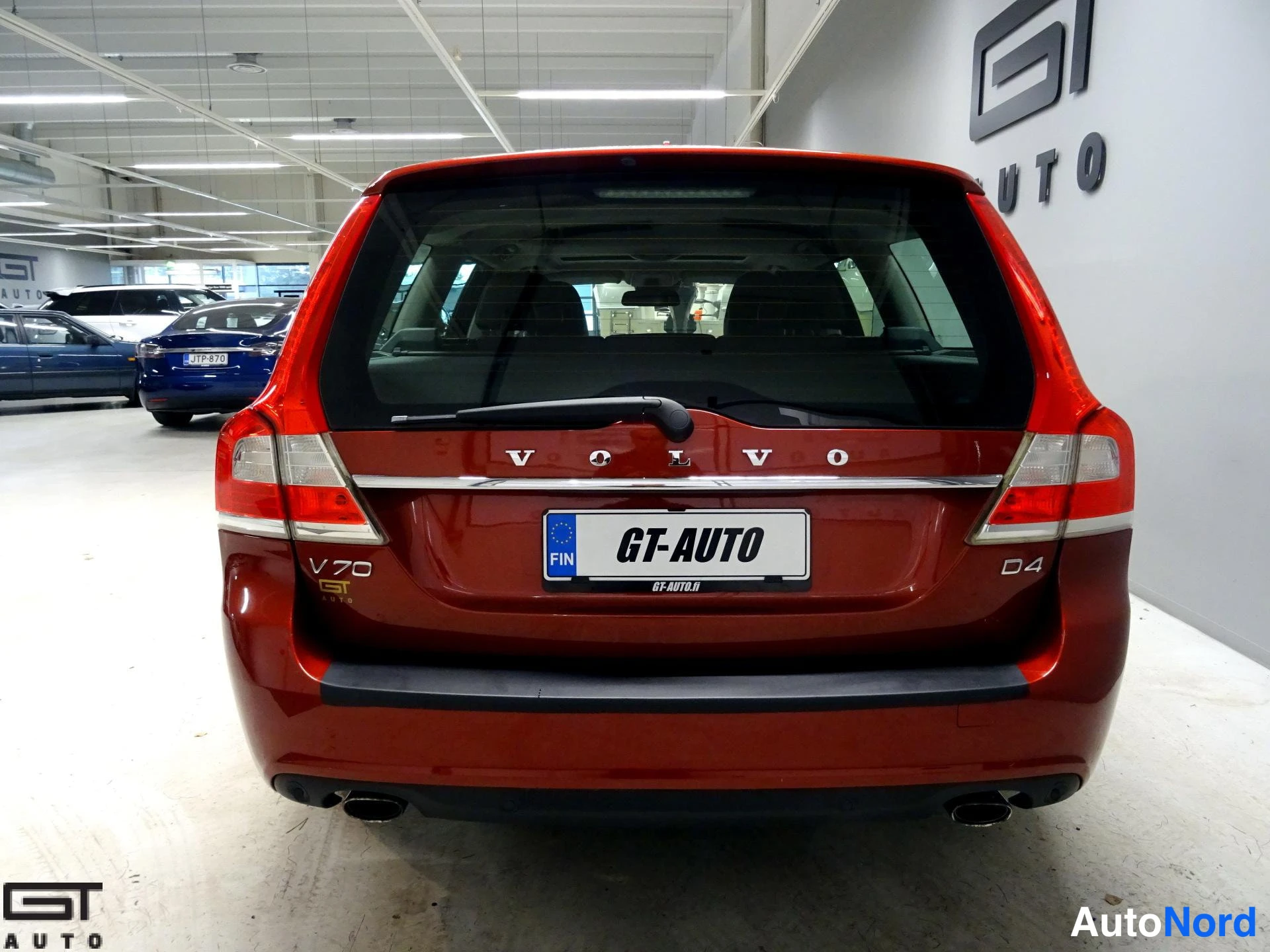 Punainen Volvo V70 2014, takaa, kuva 7