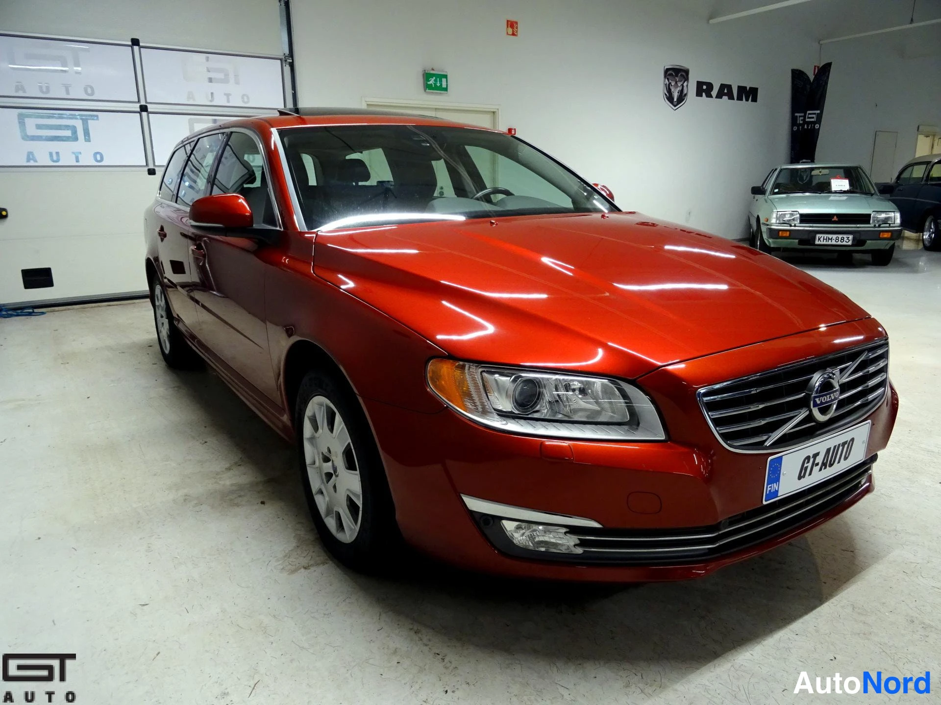 Punainen Volvo V70 2014, etuviisto, keula oikealle, kuva 3
