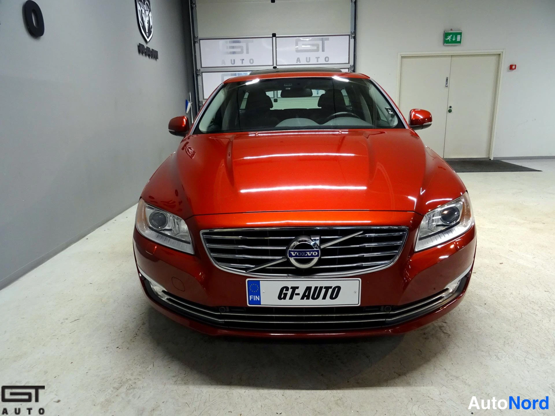 Punainen Volvo V70 2014, edestä, kuva 4