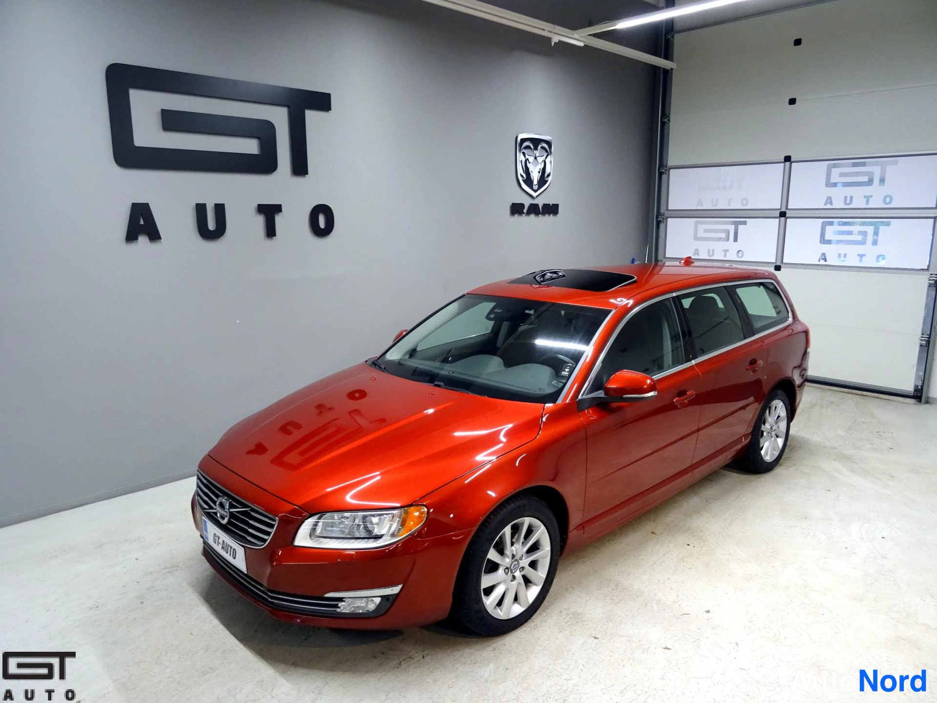 Punainen Volvo V70 2014, etuviisto, keula vasemmalle, kuva 2