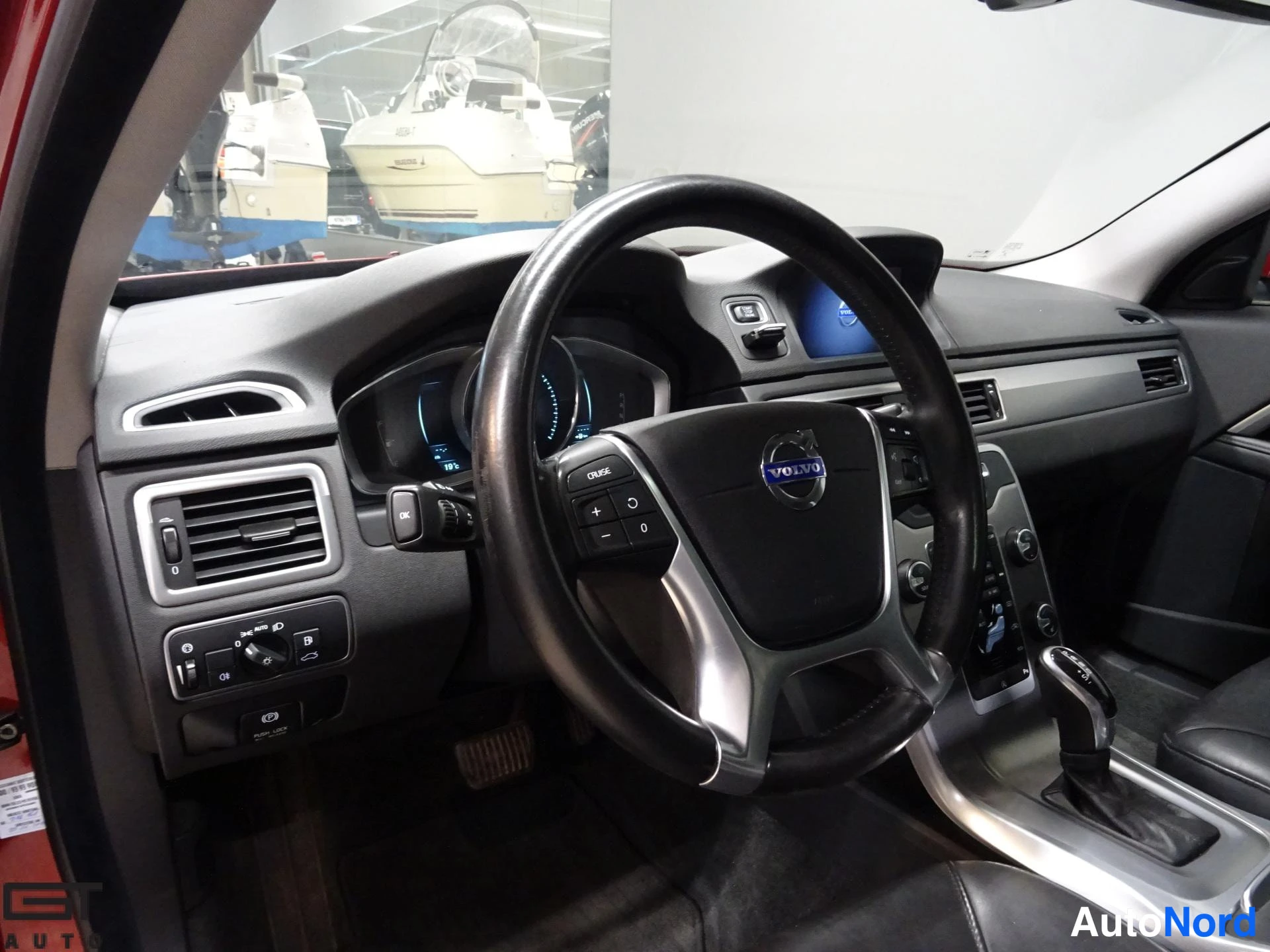 Punainen Volvo V70 2014, ohjaamo, kuva 8