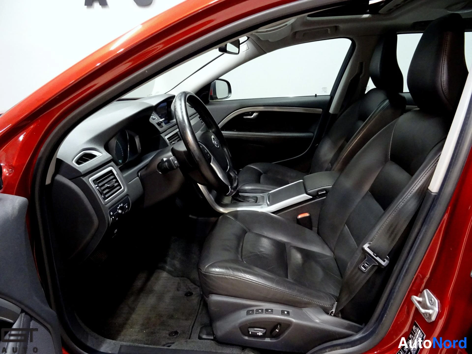 Punainen Volvo V70 2014, ohjaamo, kuva 11