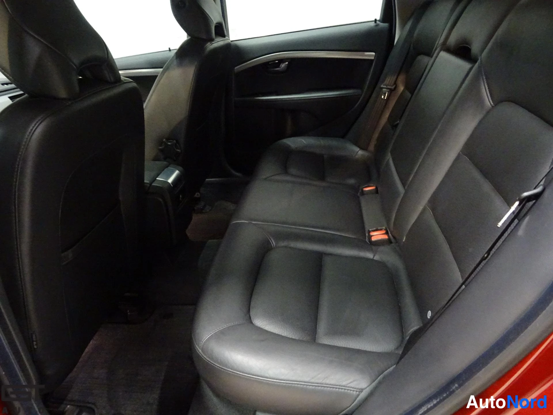 Punainen Volvo V70 2014, takaistuimet, kuva 15