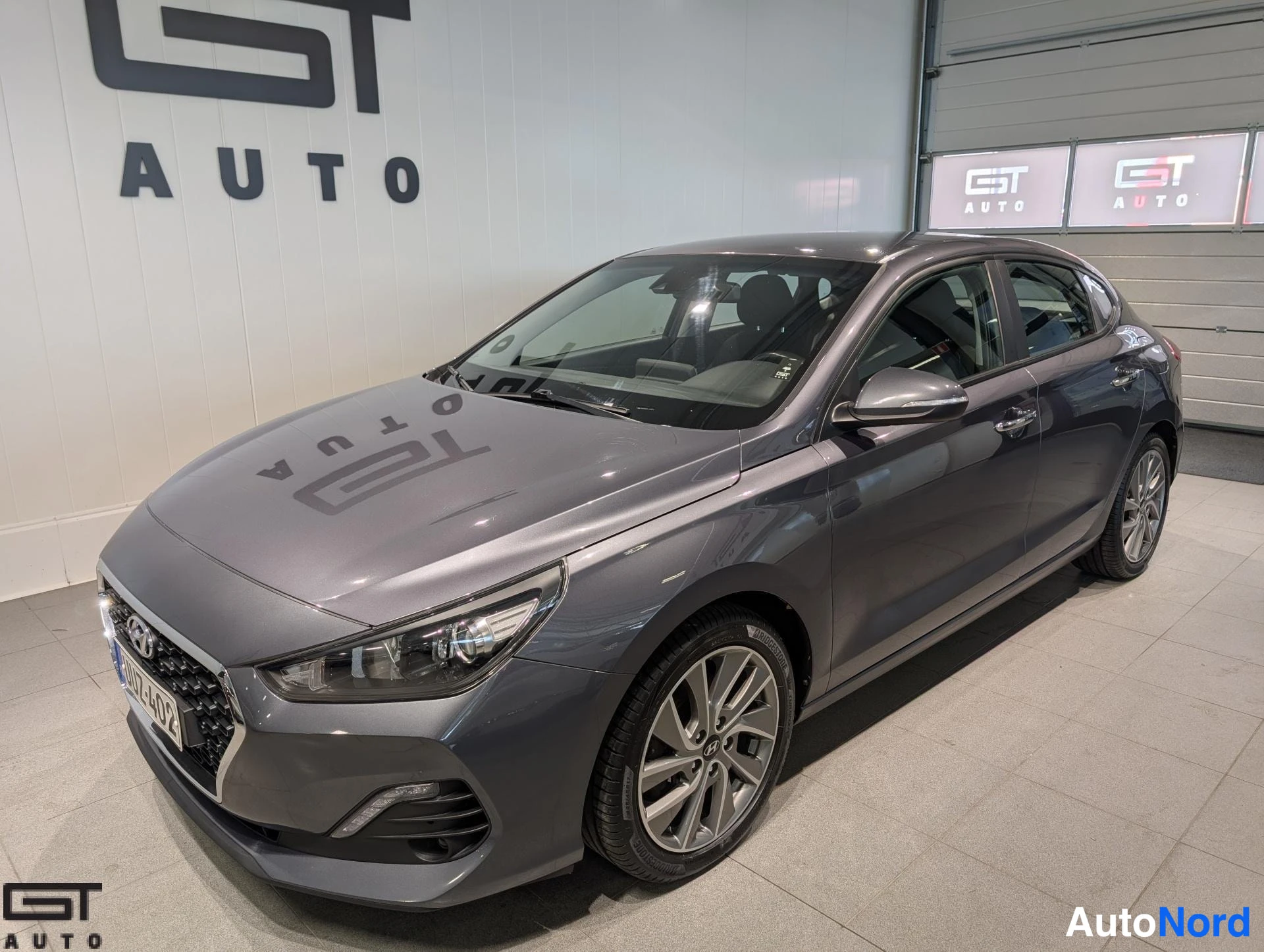 Harmaa Hyundai i30 2019, etuviisto, keula vasemmalle, kuva 2