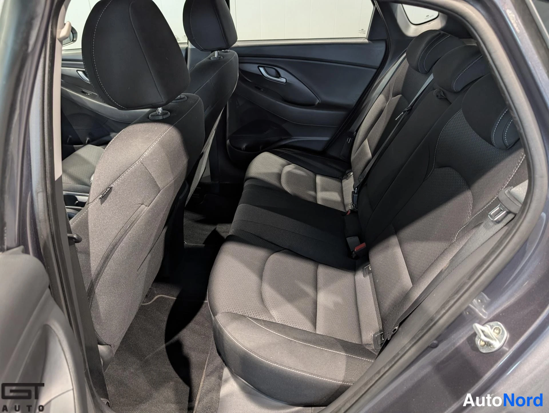 Harmaa Hyundai i30 2019, takaistuimet, kuva 16