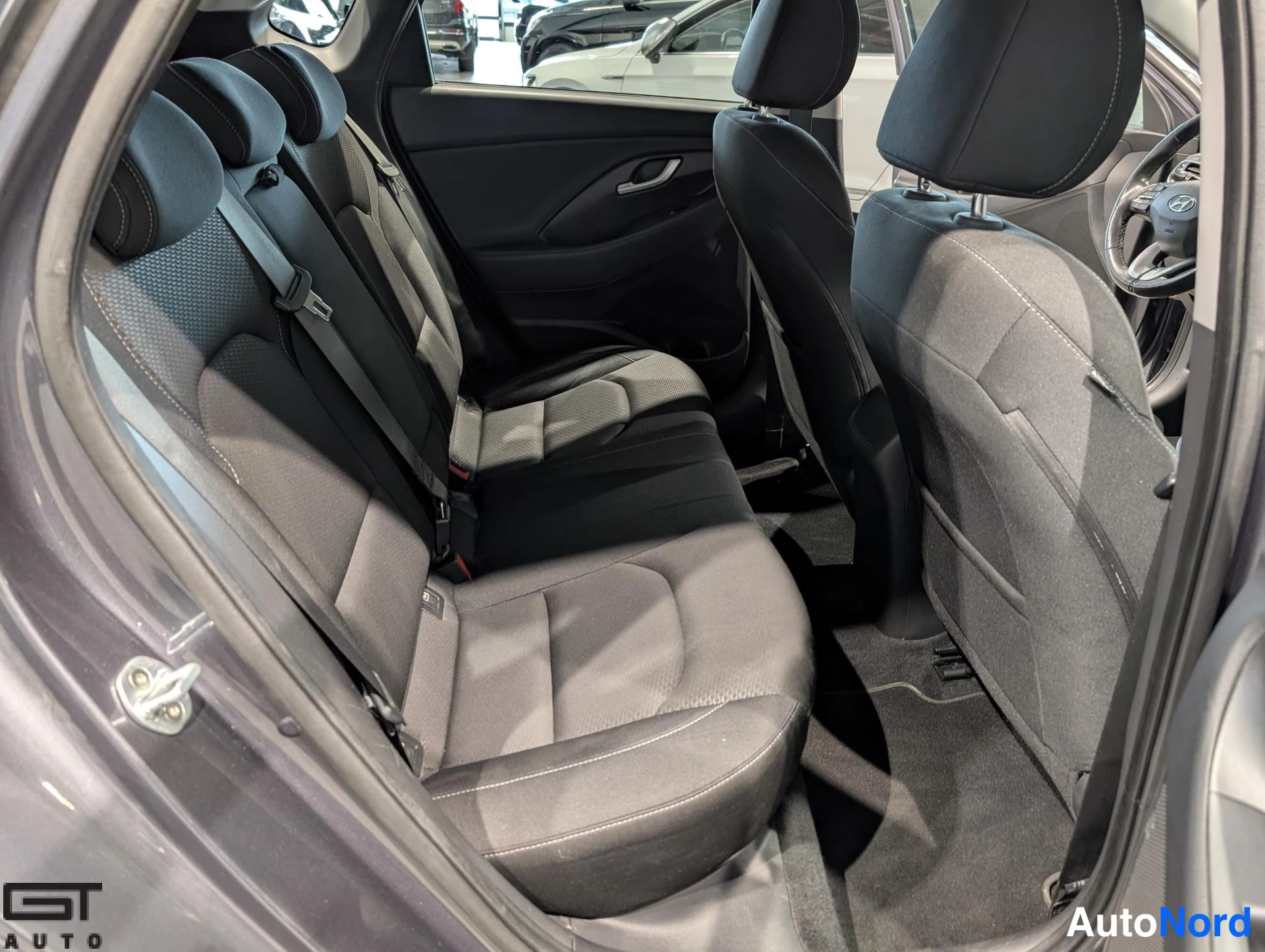 Harmaa Hyundai i30 2019, takaistuimet, kuva 15