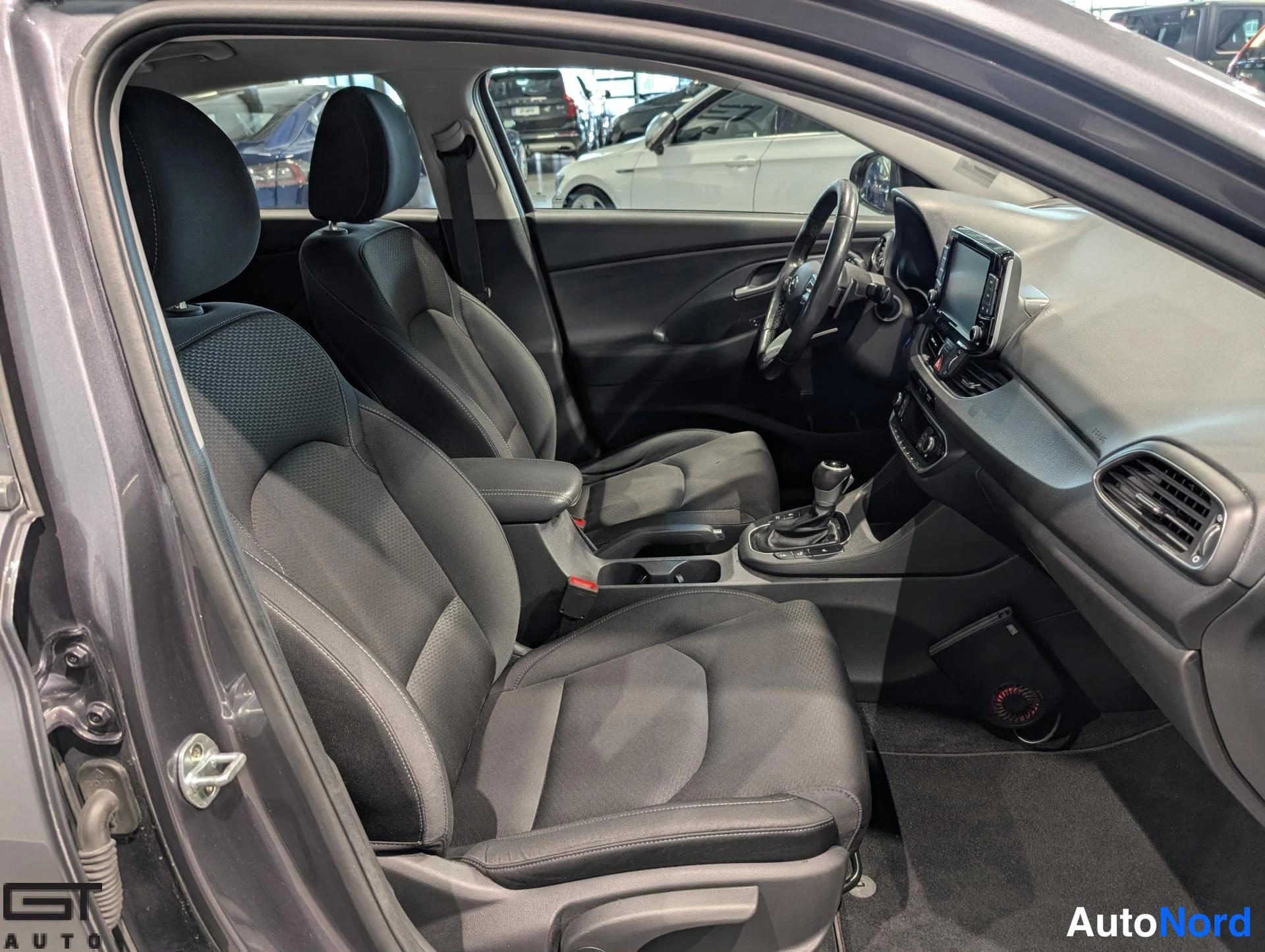 Harmaa Hyundai i30 2019, etuistuimet, kuva 12