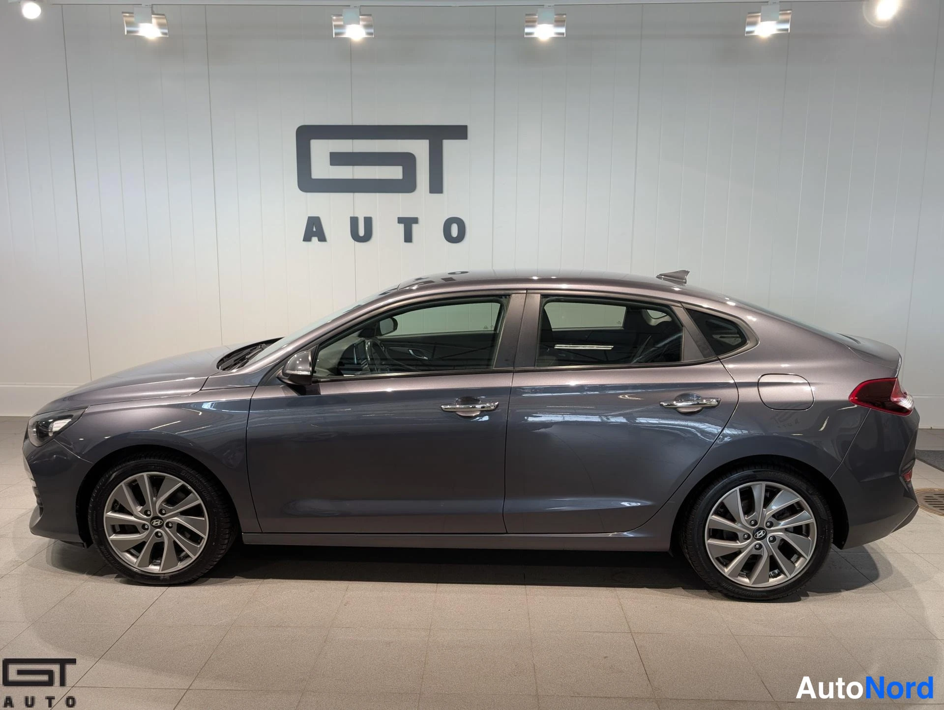 Harmaa Hyundai i30 2019, sivulta, kuva 6