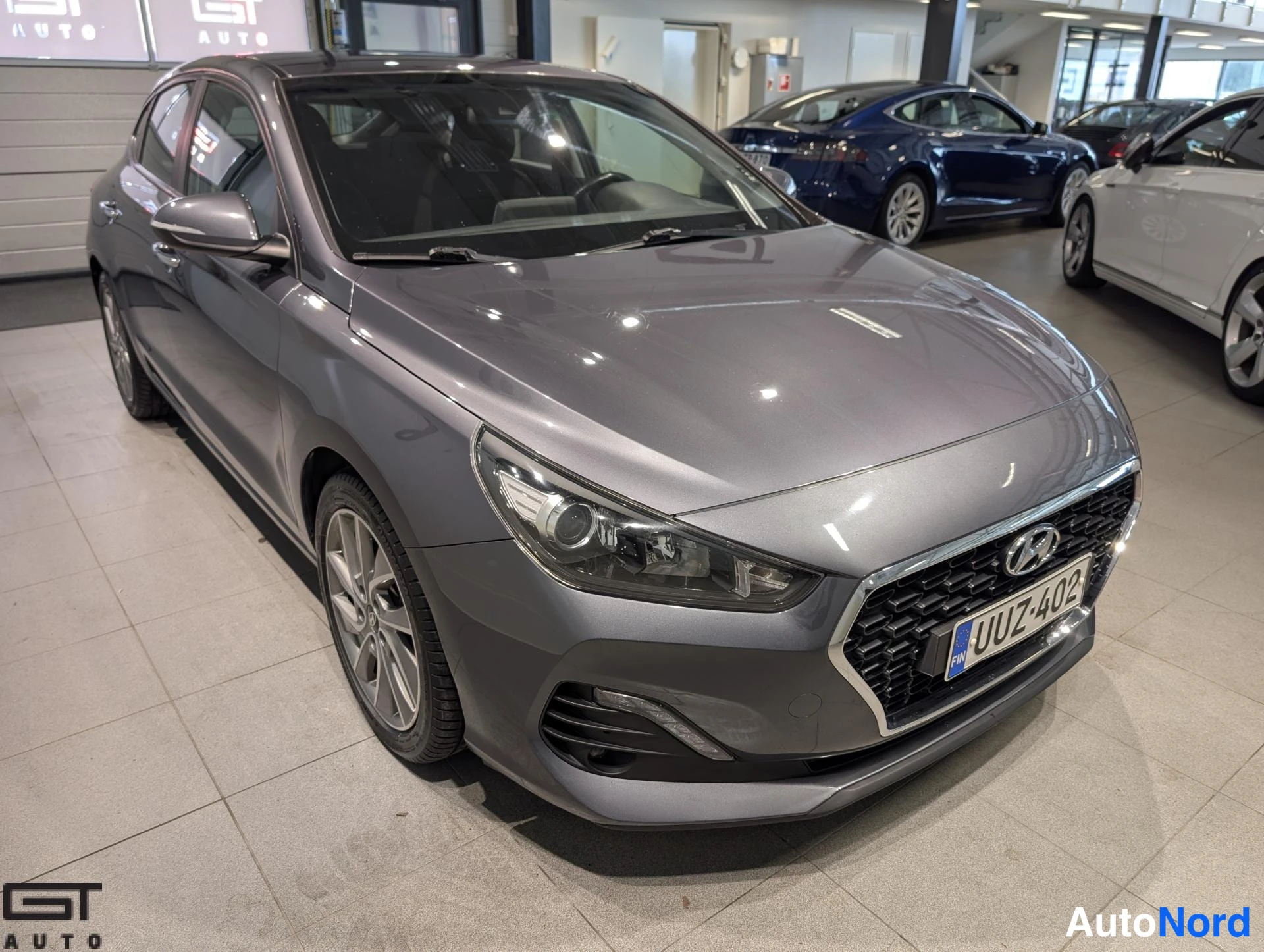Harmaa Hyundai i30 2019, etuviisto, keula oikealle, kuva 3