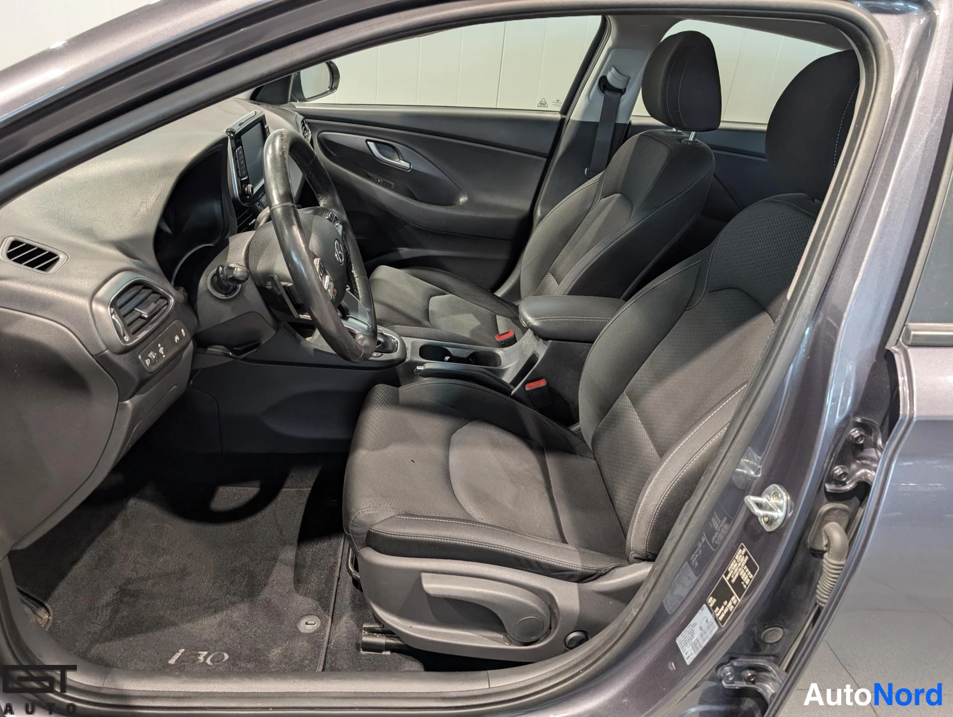 Harmaa Hyundai i30 2019, etuistuimet, kuva 13