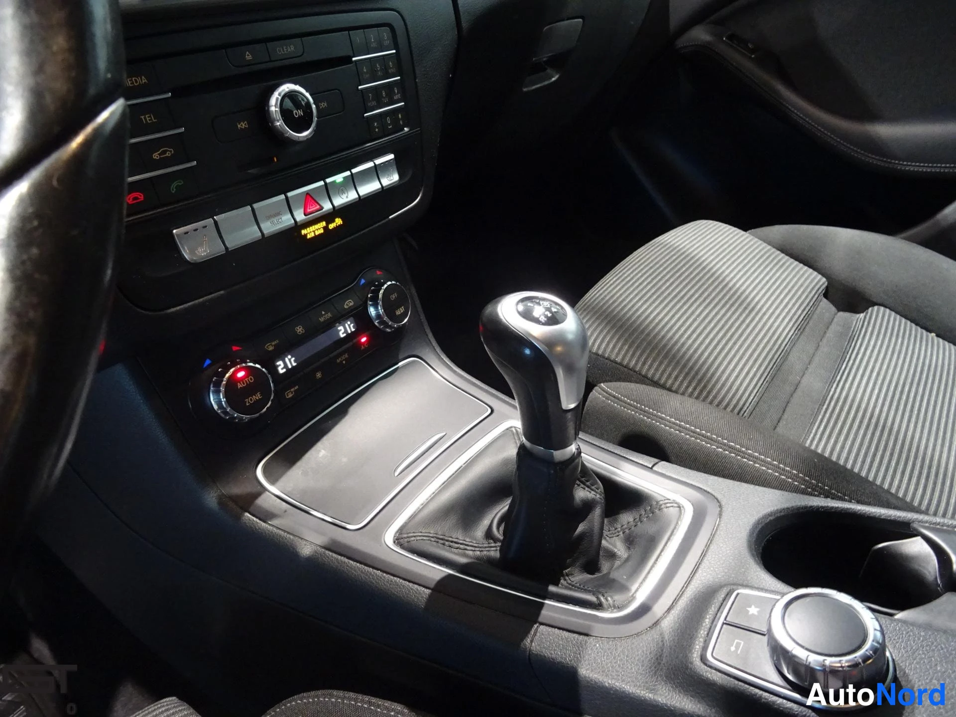 Valkoinen Mercedes-Benz B 2016, yksityiskohta, kuva 17