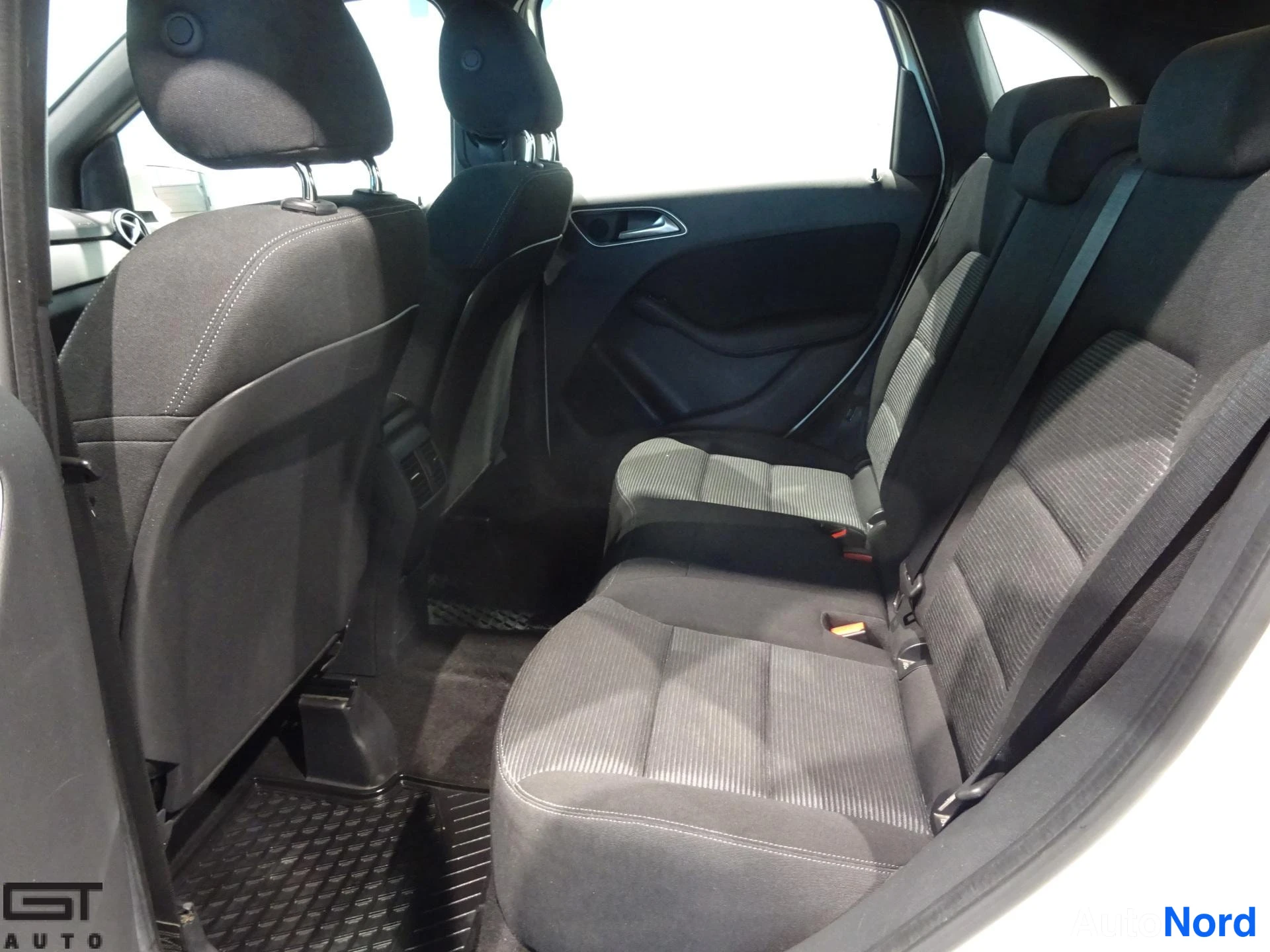 Valkoinen Mercedes-Benz B 2016, takaistuimet, kuva 16