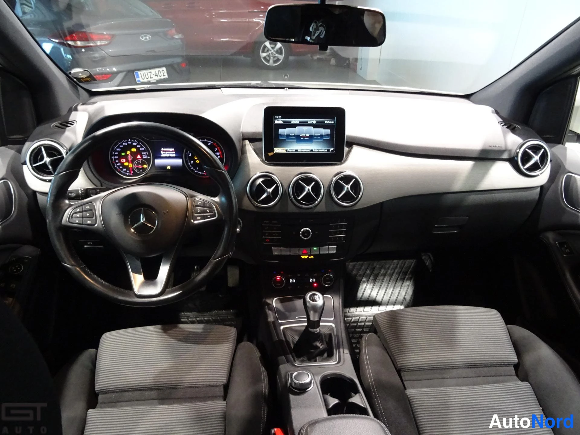 Valkoinen Mercedes-Benz B 2016, ohjaamo, kuva 10