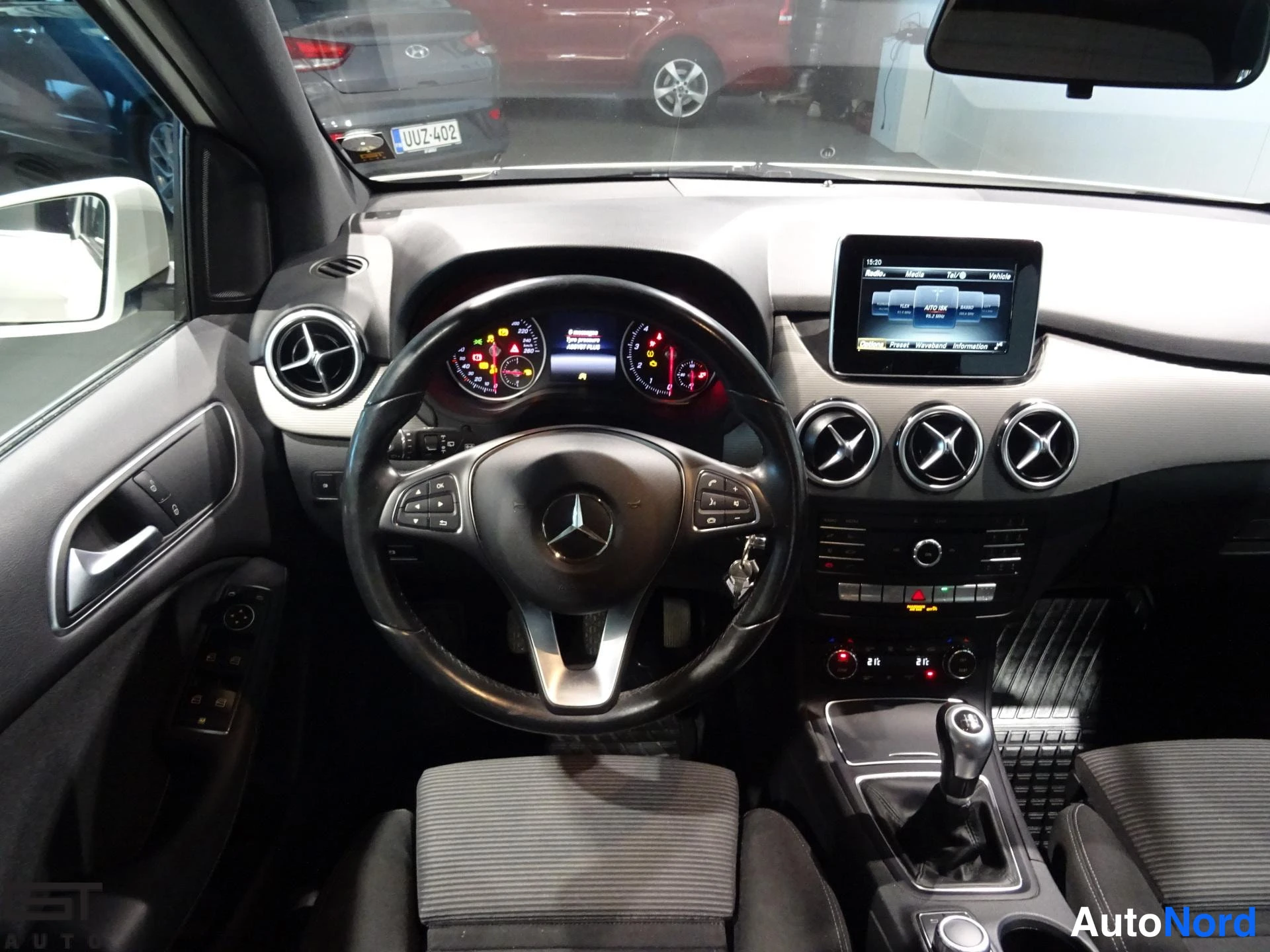 Valkoinen Mercedes-Benz B 2016, ohjaamo, kuva 11