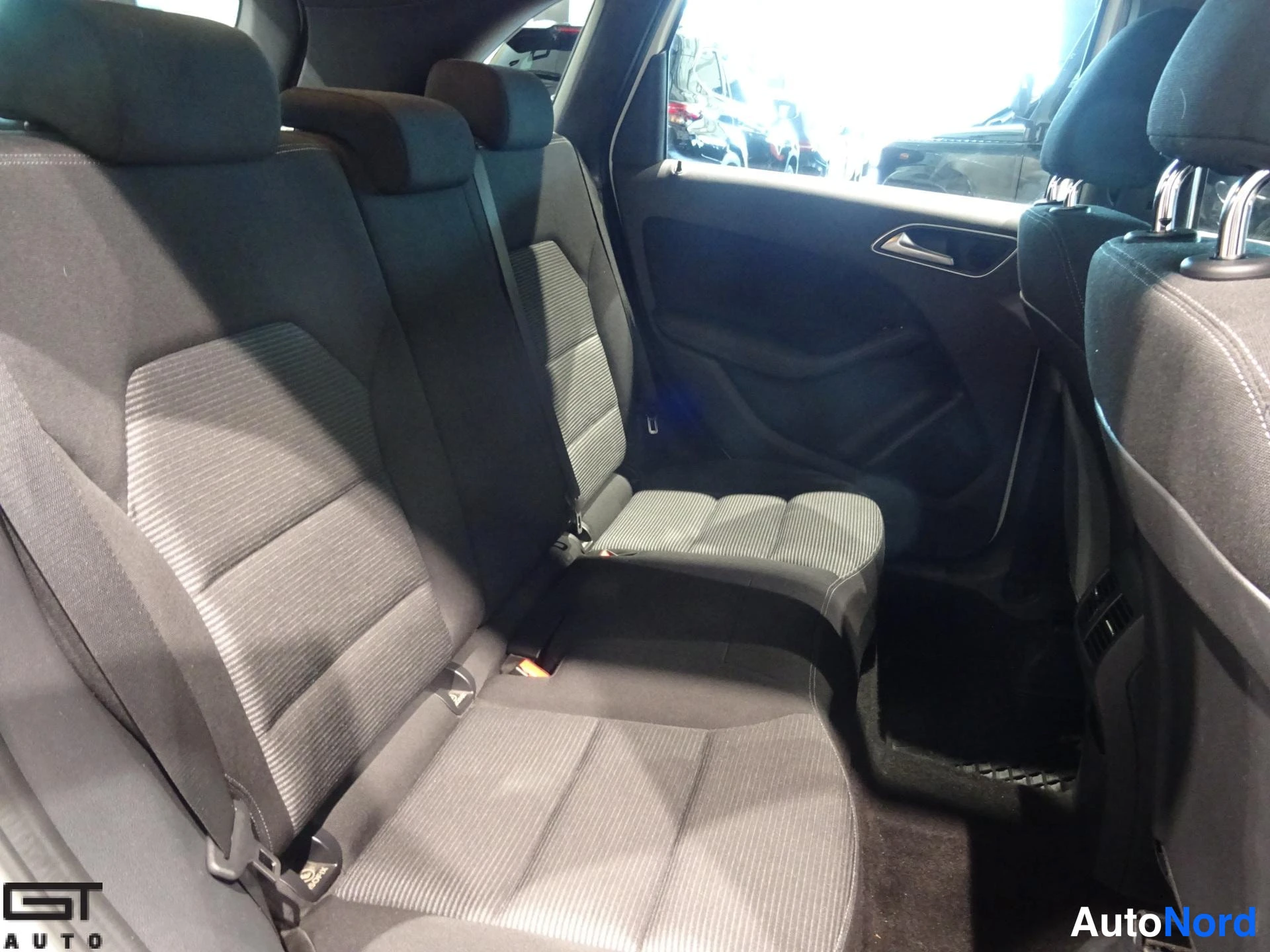 Valkoinen Mercedes-Benz B 2016, takaistuimet, kuva 15