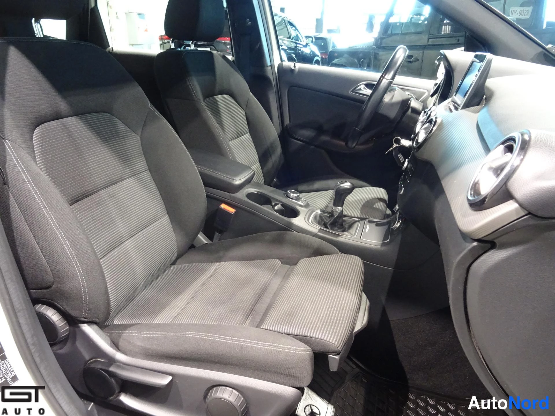 Valkoinen Mercedes-Benz B 2016, etuistuimet, kuva 14