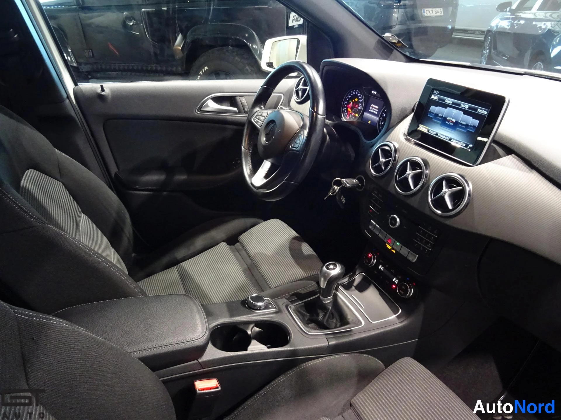 Valkoinen Mercedes-Benz B 2016, ohjaamo, kuva 12