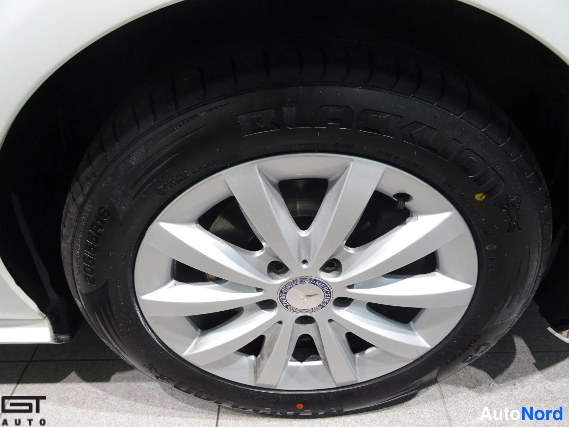 Valkoinen Mercedes-Benz B 2016, yksityiskohta, kuva 21
