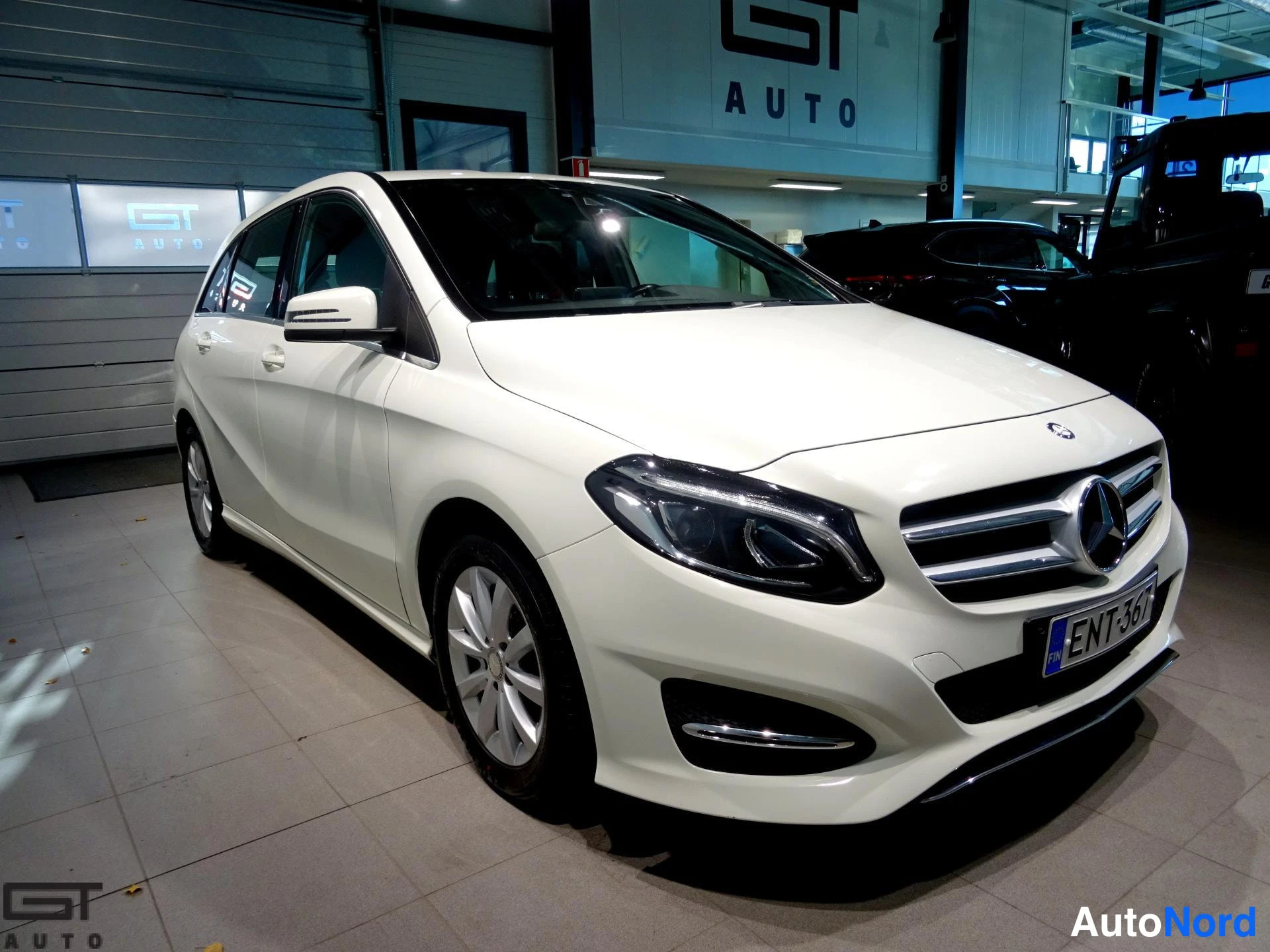 Valkoinen Mercedes-Benz B 2016, etuviisto, keula oikealle, kuva 3