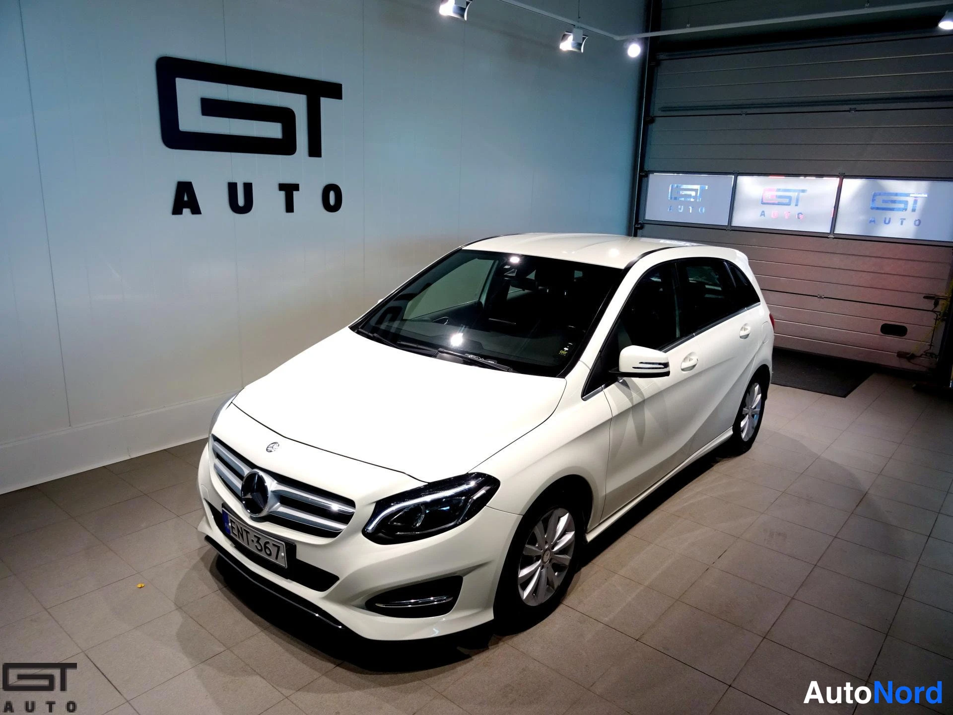 Valkoinen Mercedes-Benz B 2016, etuviisto, keula vasemmalle, kuva 2