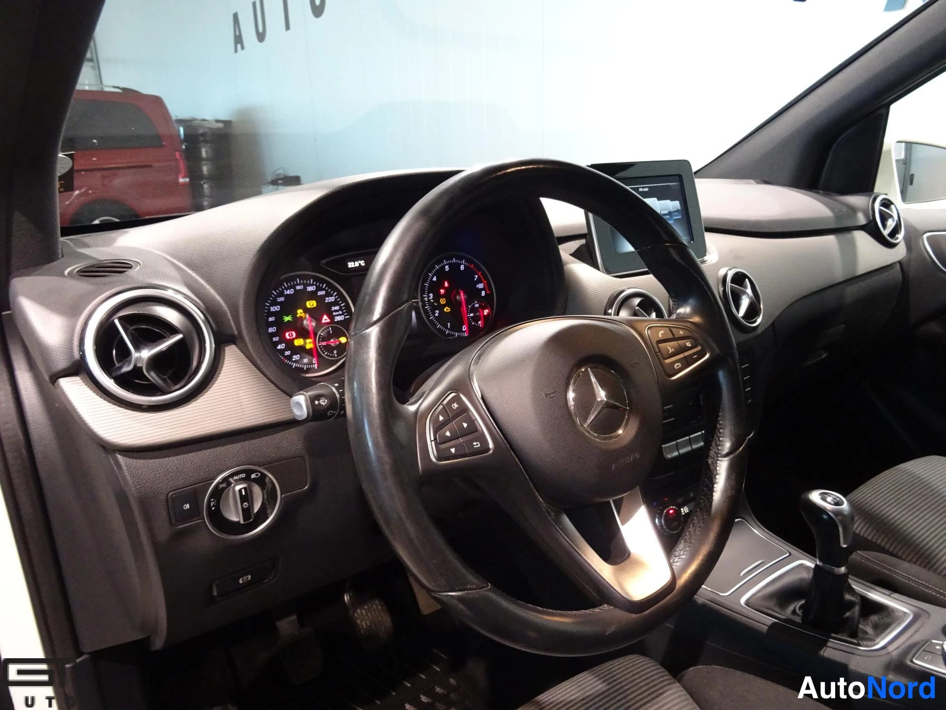 Valkoinen Mercedes-Benz B 2016, ohjaamo, kuva 9