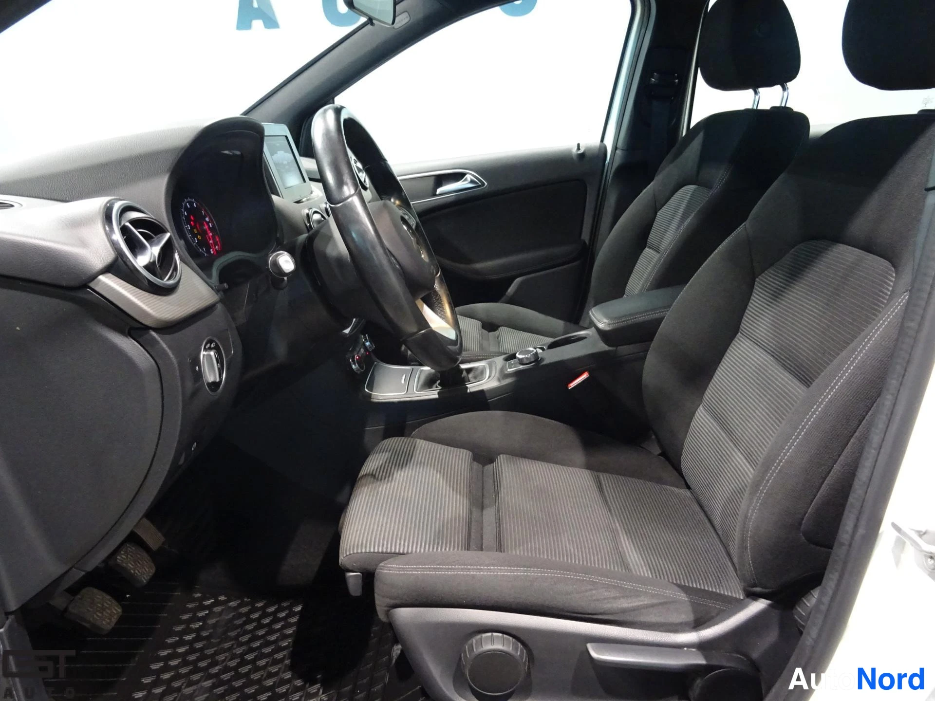 Valkoinen Mercedes-Benz B 2016, etuistuimet, kuva 13