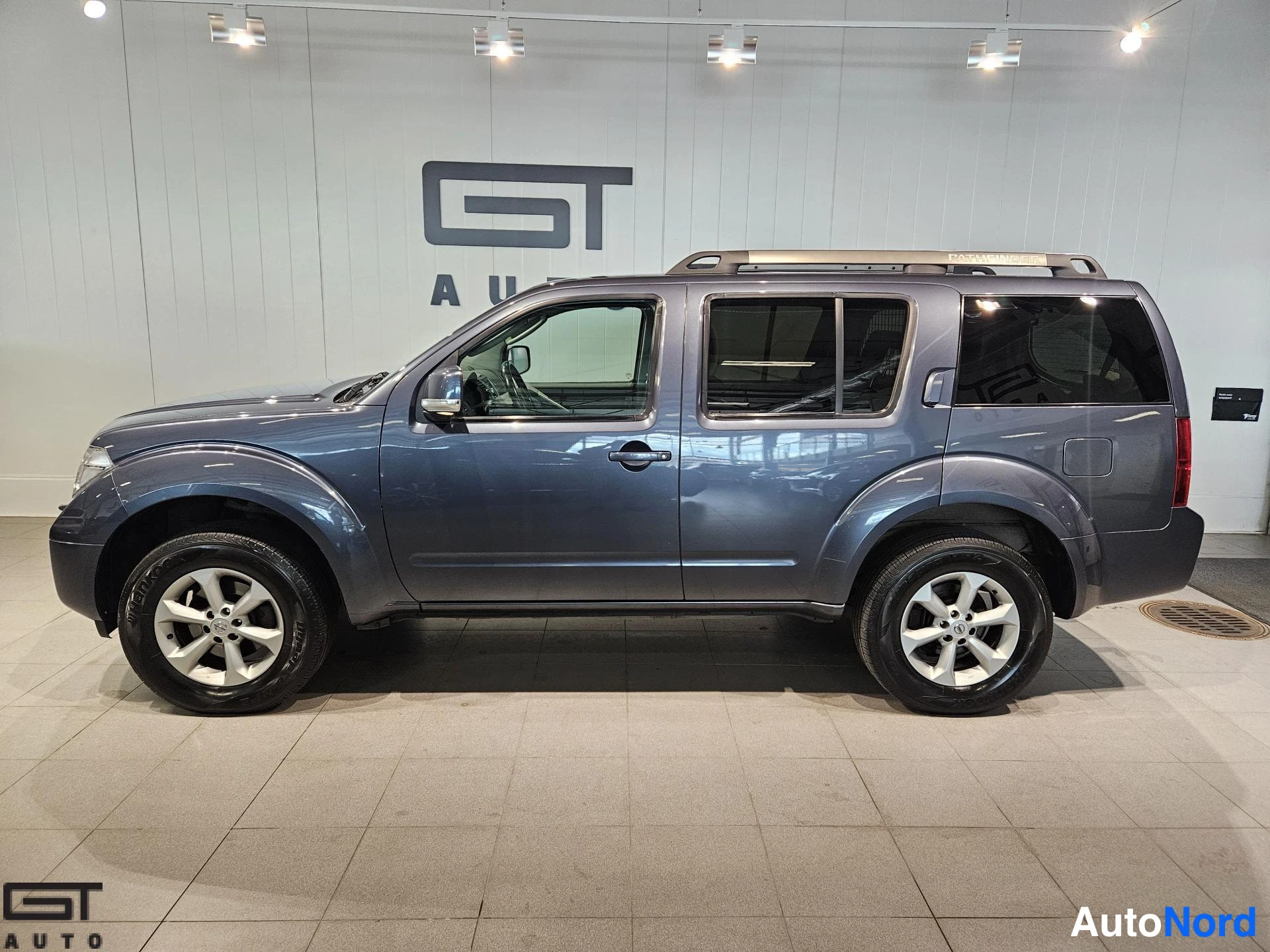 Harmaa Nissan Pathfinder 2009, sivulta, kuva 4