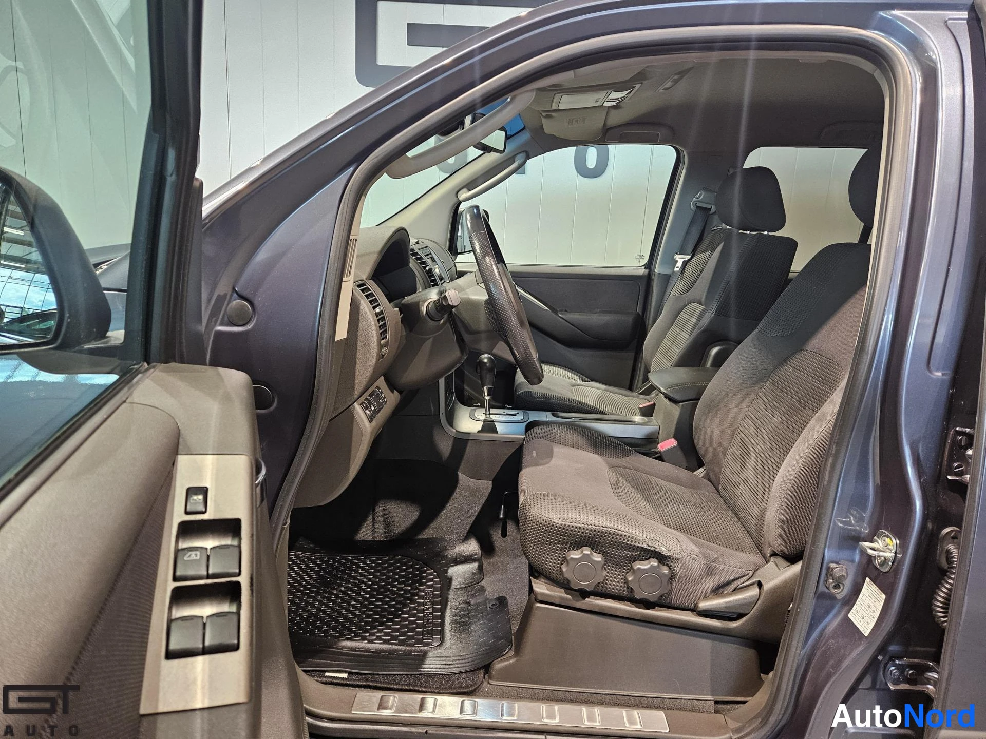 Harmaa Nissan Pathfinder 2009, etuistuimet, kuva 14