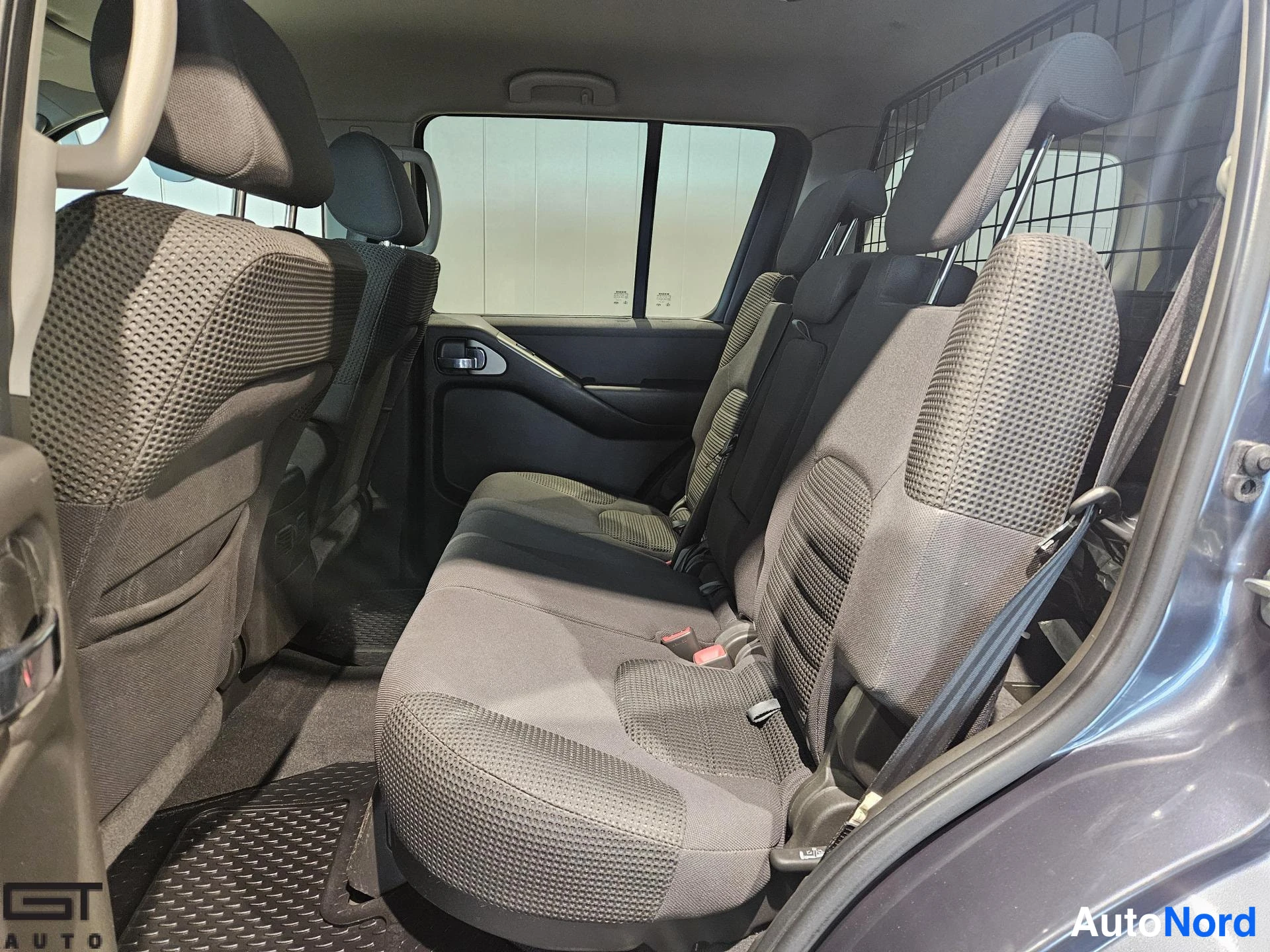 Harmaa Nissan Pathfinder 2009, takaistuimet, kuva 16