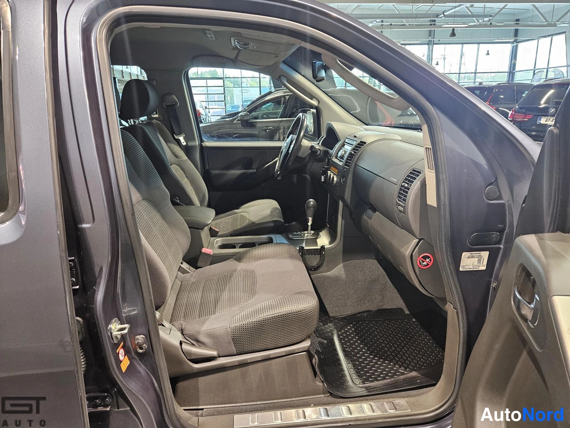 Harmaa Nissan Pathfinder 2009, ohjaamo, kuva 10