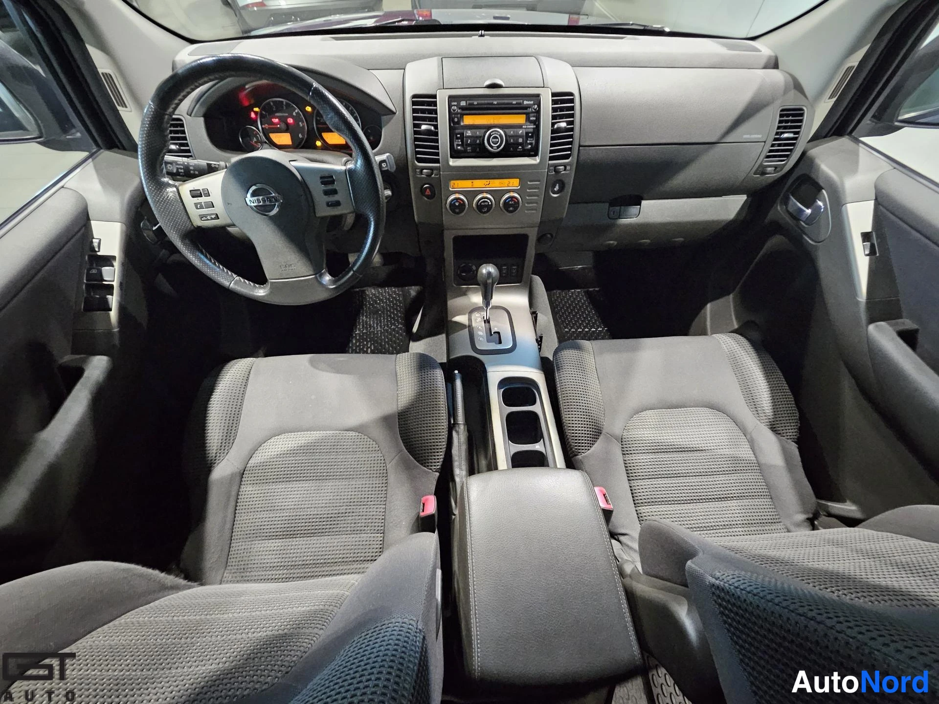 Harmaa Nissan Pathfinder 2009, ohjaamo, kuva 11
