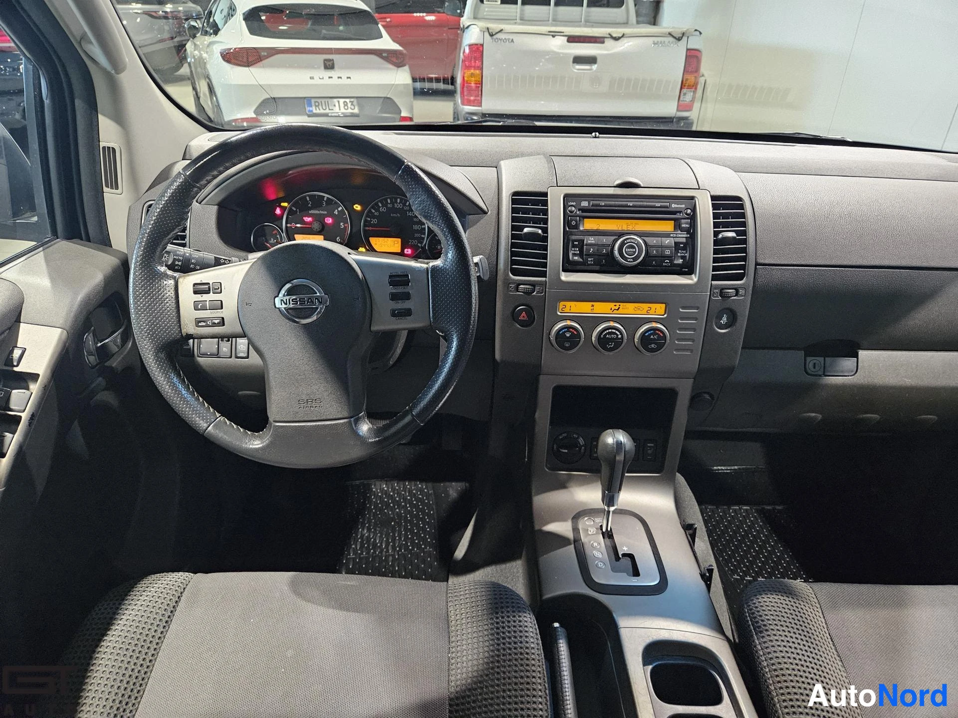 Harmaa Nissan Pathfinder 2009, ohjaamo, kuva 12
