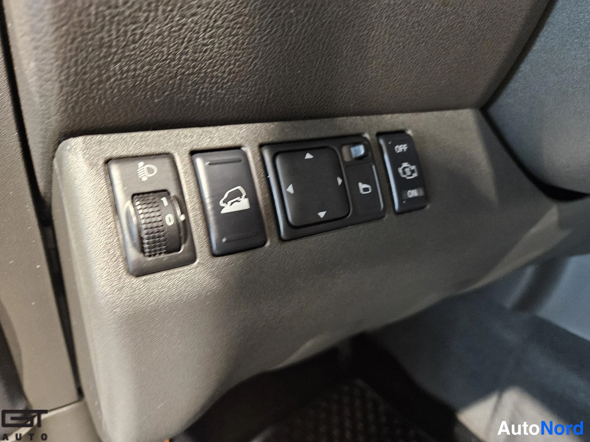 Harmaa Nissan Pathfinder 2009, yksityiskohta, kuva 21