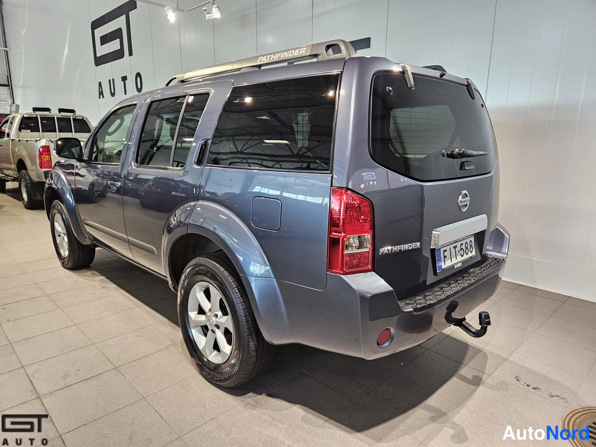 Harmaa Nissan Pathfinder 2009, takaviisto, kuva 5