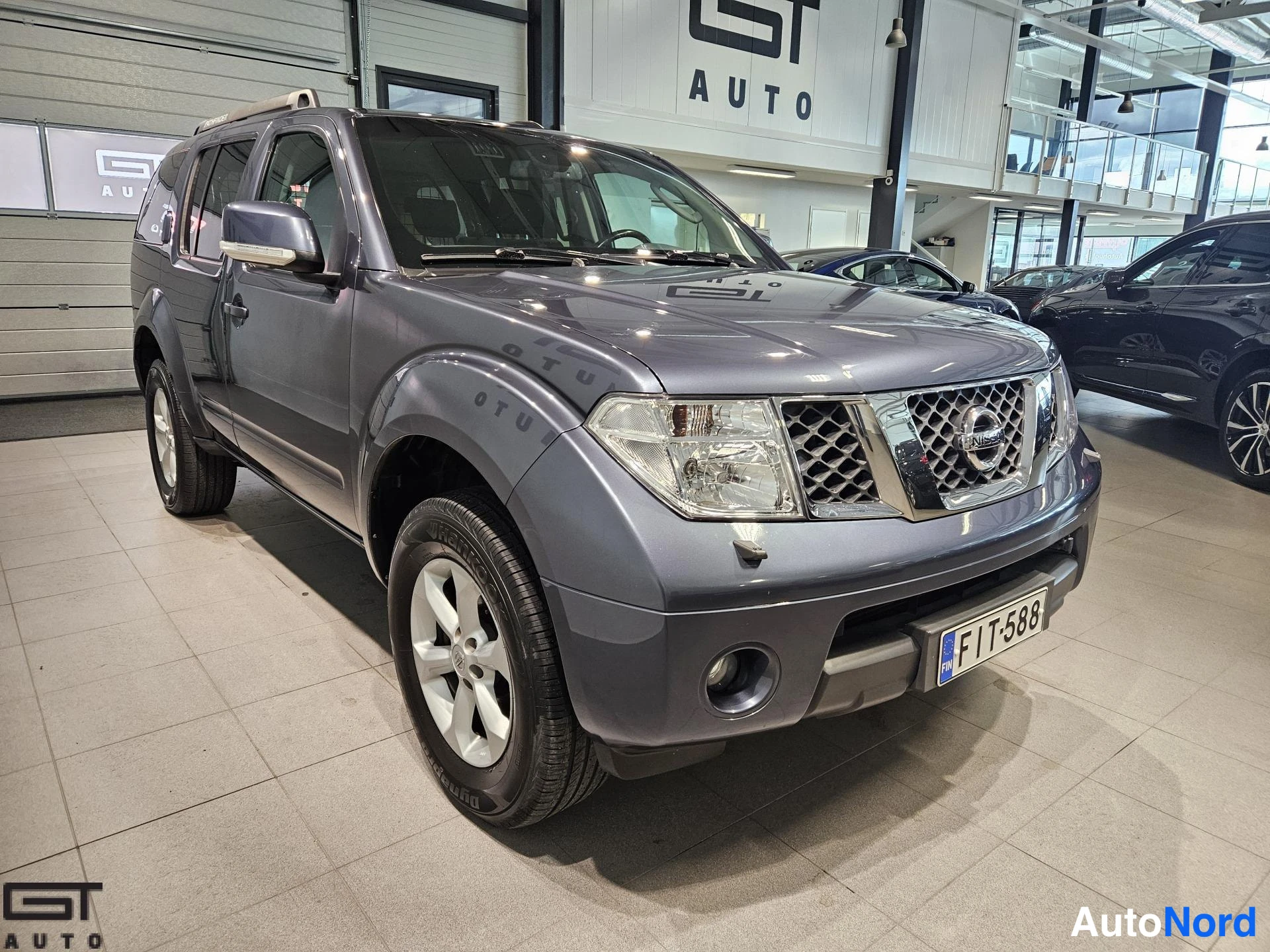 Harmaa Nissan Pathfinder 2009, etuviisto, keula oikealle, kuva 2
