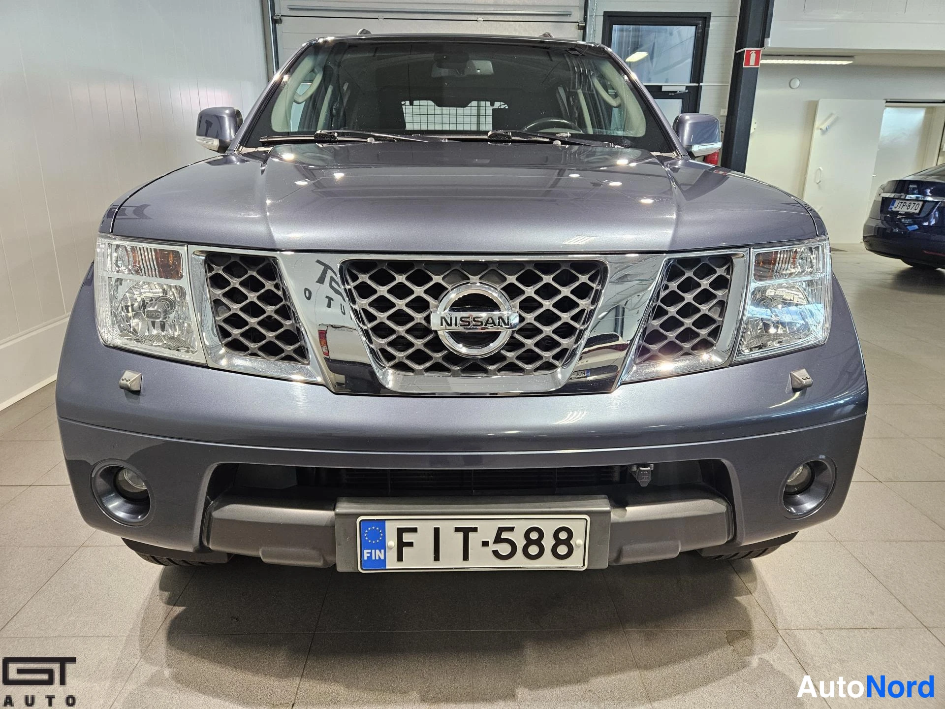 Harmaa Nissan Pathfinder 2009, edestä, kuva 3