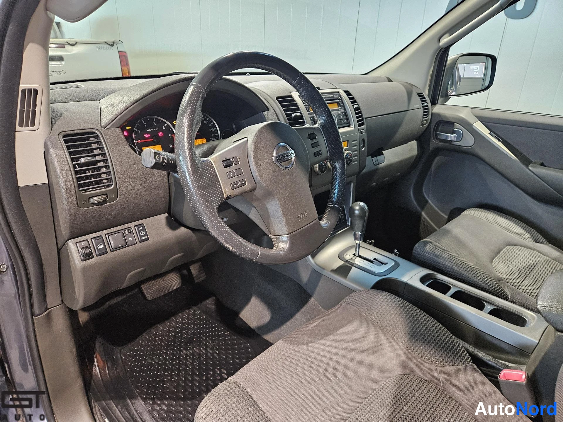 Harmaa Nissan Pathfinder 2009, ohjaamo, kuva 7