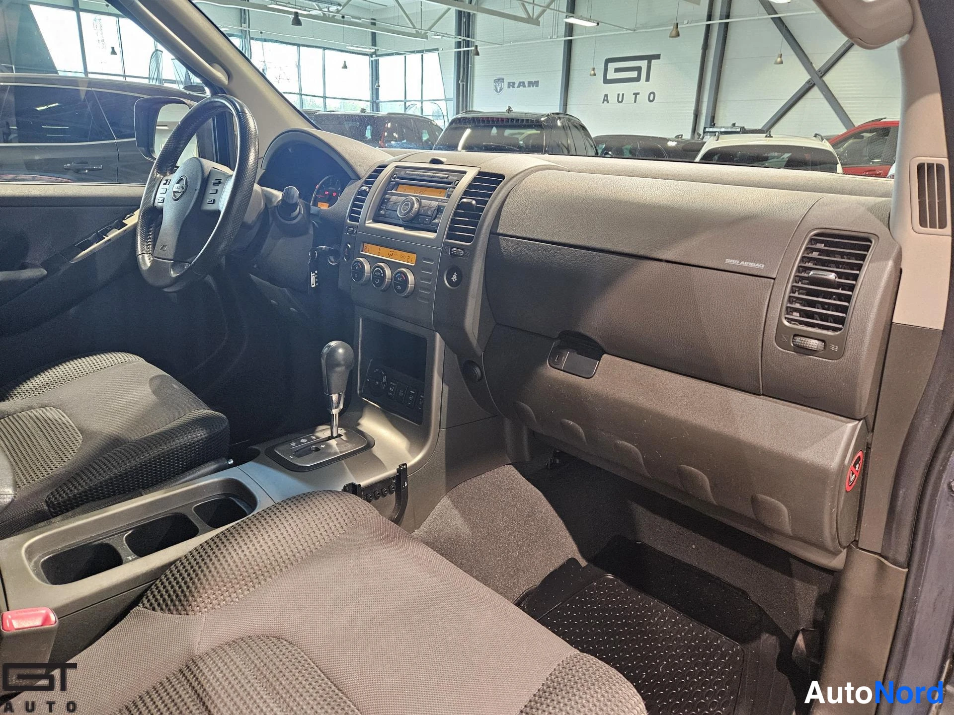 Harmaa Nissan Pathfinder 2009, ohjaamo, kuva 8