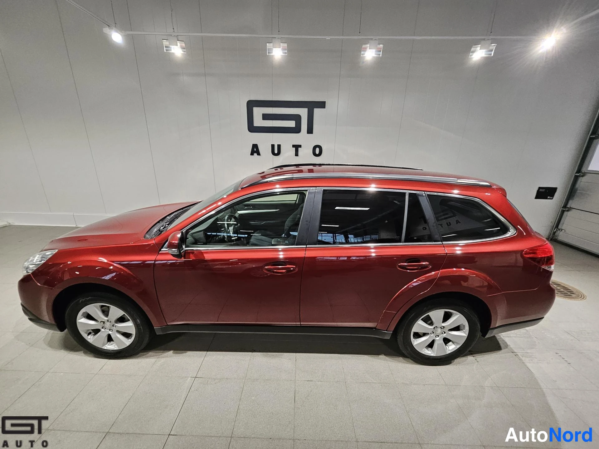 Red Subaru Outback 2013, front three-quarter, nose to the left, photo 2