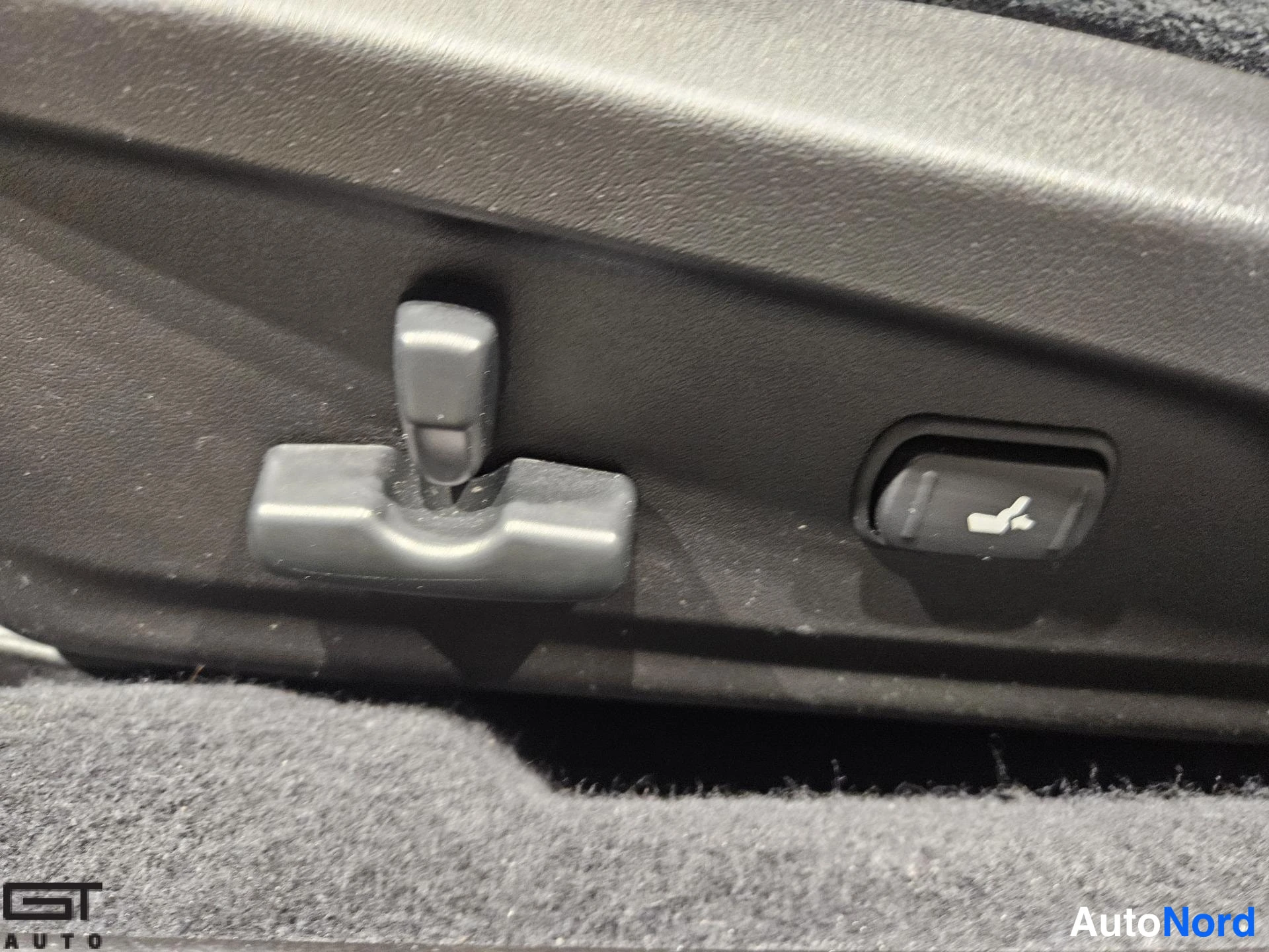 Red Subaru Outback 2013, detail, photo 22