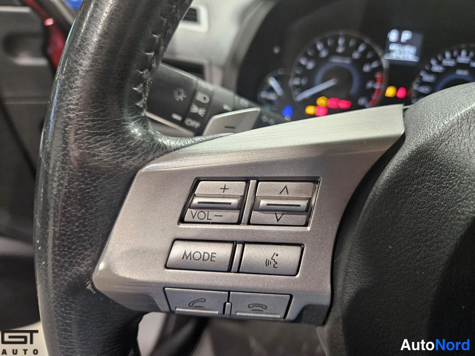 Red Subaru Outback 2013, detail, photo 23