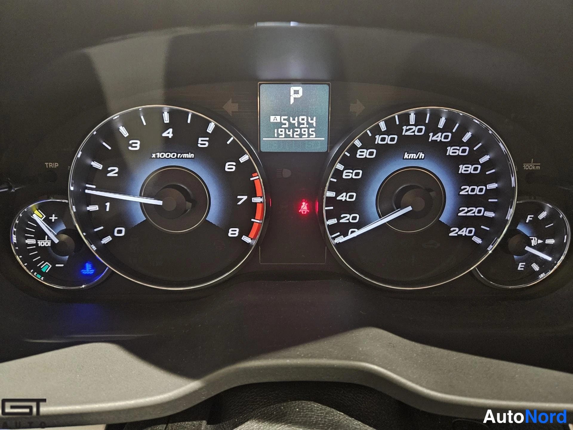 Red Subaru Outback 2013, detail, photo 19