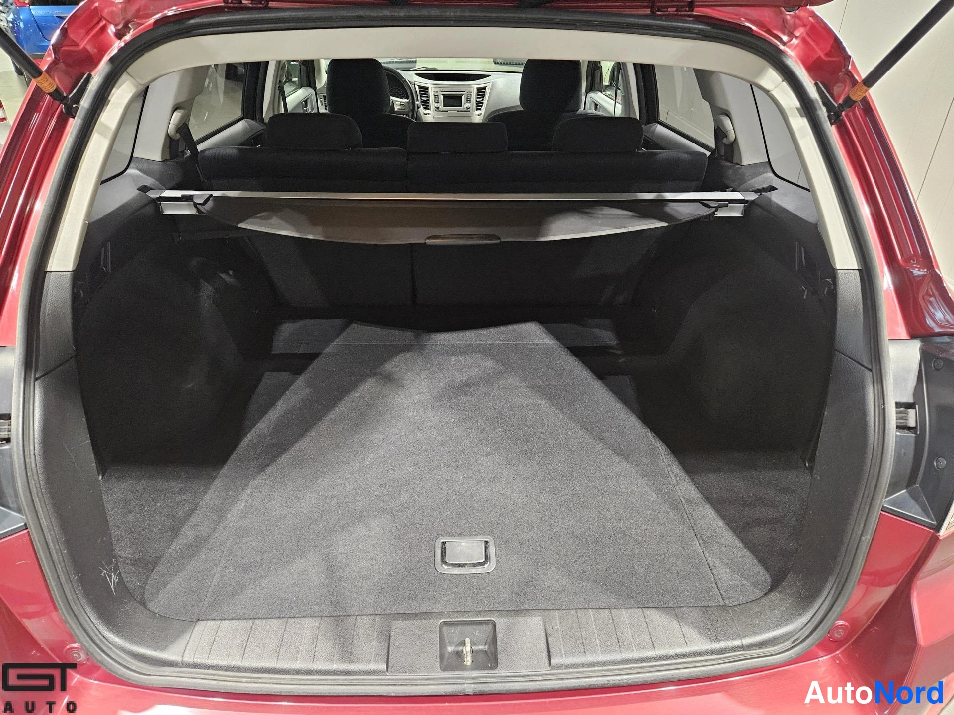 Red Subaru Outback 2013, boot, photo 18