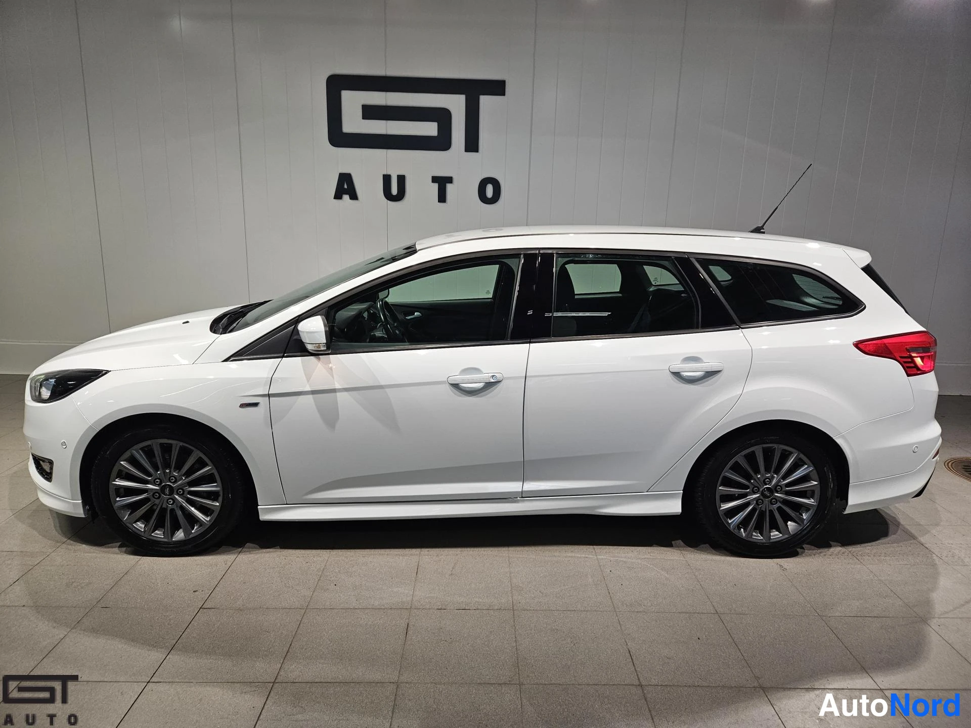 Valkoinen Ford Focus 2017, sivulta, kuva 4